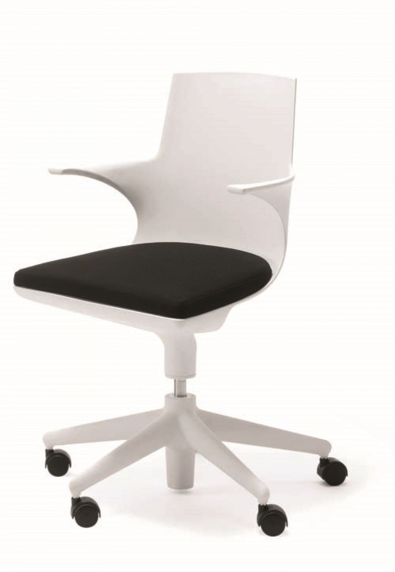 Weißer Spoon Chair Drehstuhl von Kartell mit schwarzem Sitzkissen und Rollen.