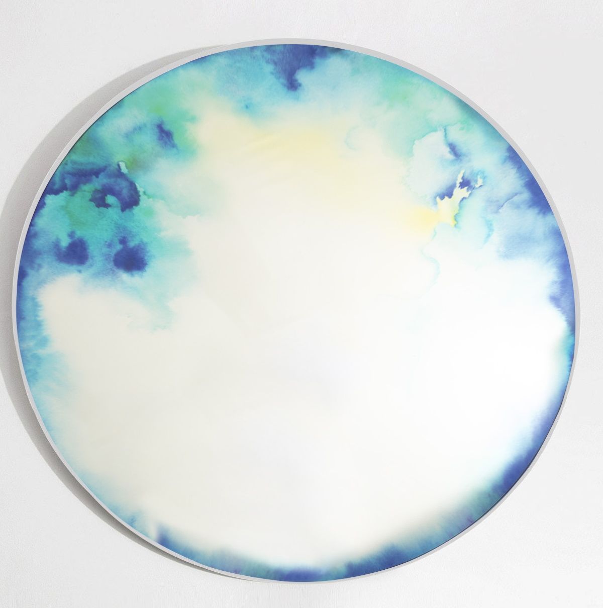 Runder Francis Wandspiegel von Petite Friture mit blau-grünem Aquarell-Muster am Rand.