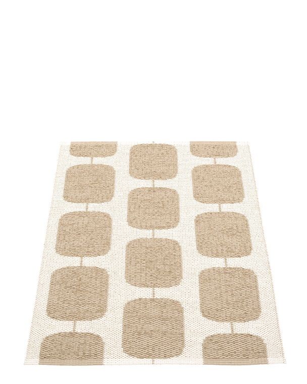 Pappelina Sten Kunststoffteppich in Nougat/Vanille mit grafischem Muster, 70x100 cm, ideal für Küche und Bad.