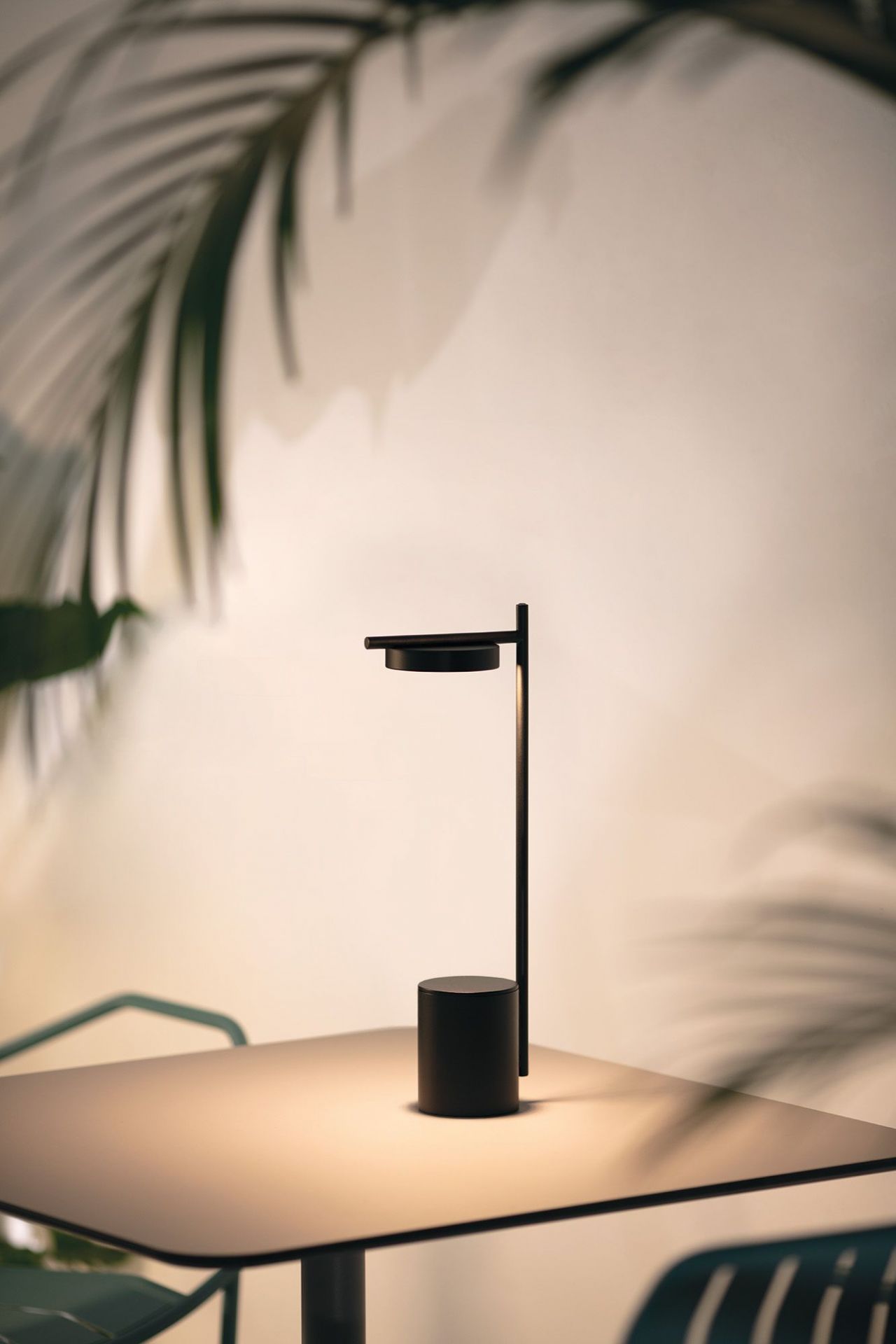 Schwarze Igram Tischleuchte von Grupa auf einem Tisch, modernes Design, Akku-betriebene Lampe.