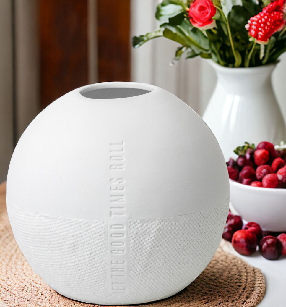 Weiße Formsprache Vase "Let the Good Times Roll" von Räder mit Struktur und Schriftzug. Dekorative Blumenvase.