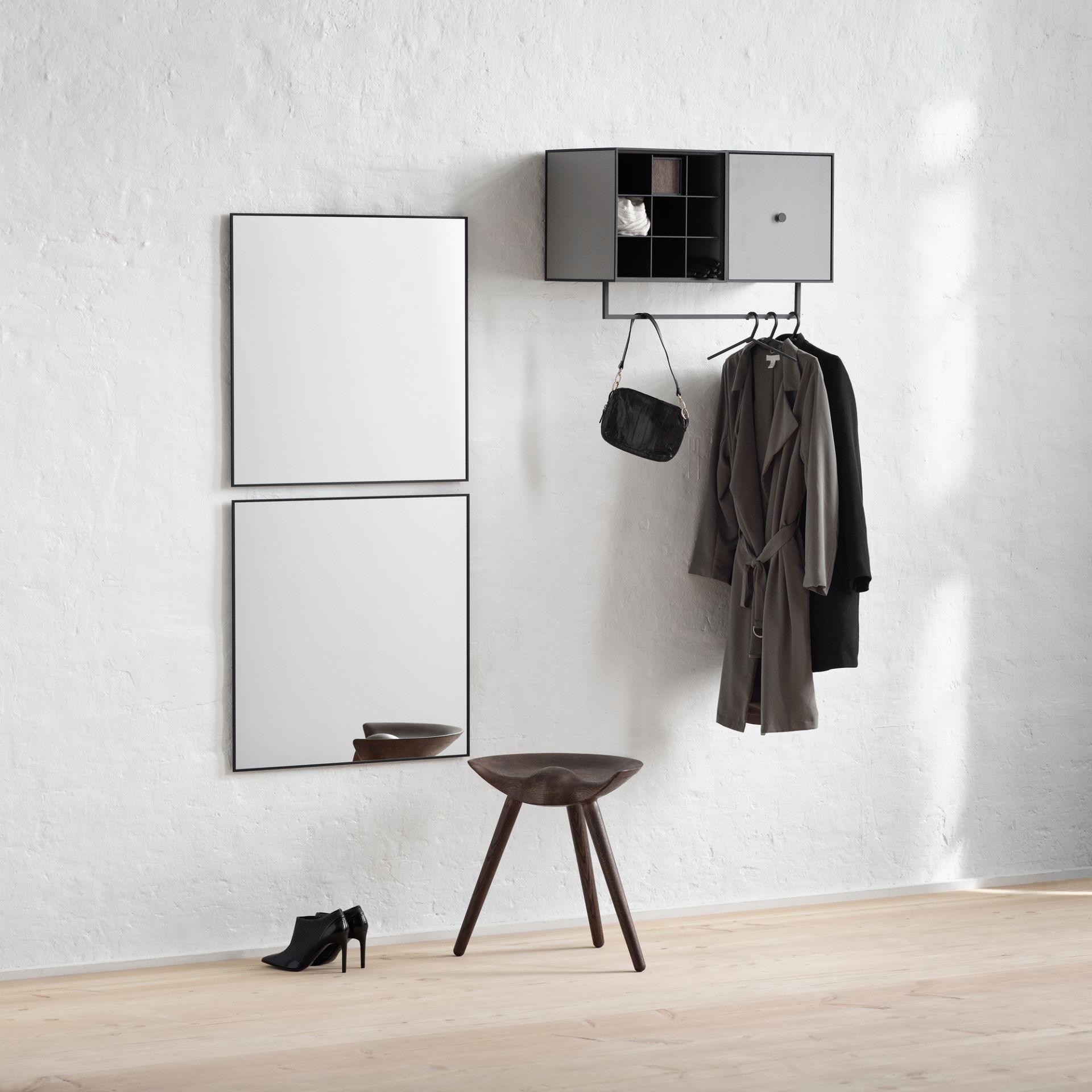 Moderner Flur mit By Lassen View Wandspiegel in Schwarz, Garderobe, Hocker und Accessoires.