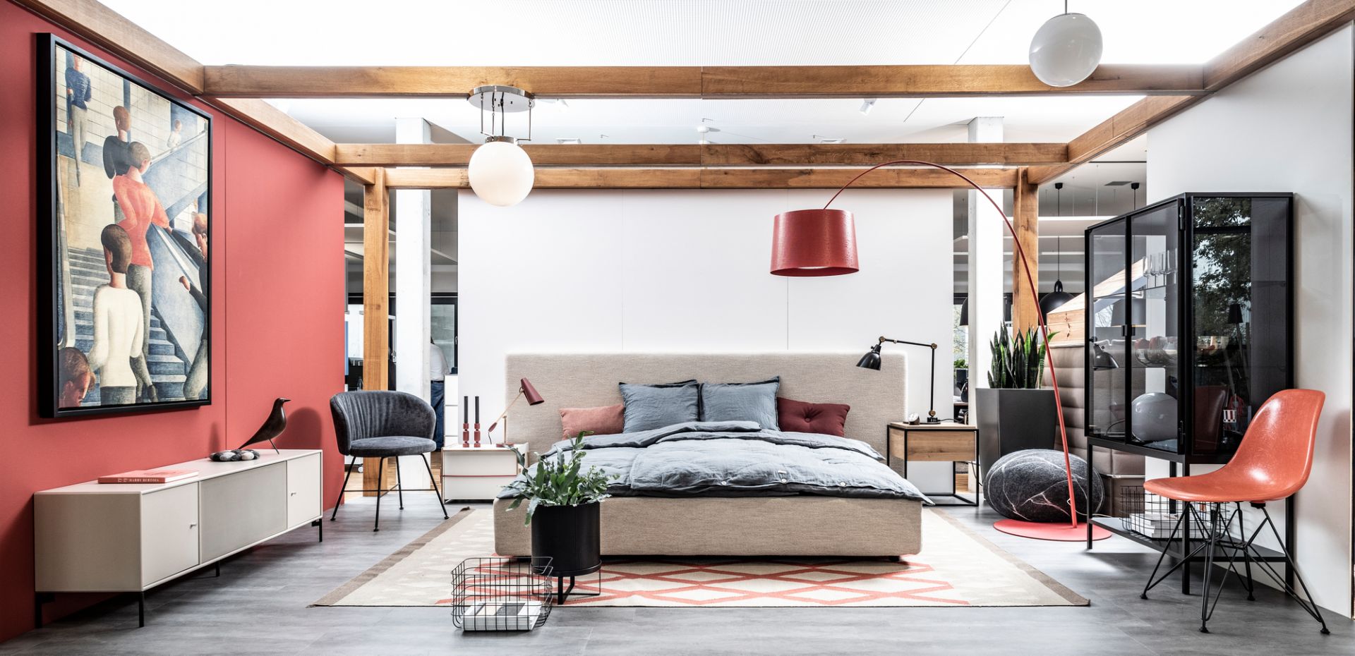 Großer, schwarzer Bau Pot Blumentopf von Ferm Living mit Pflanze im modernen Schlafzimmer.