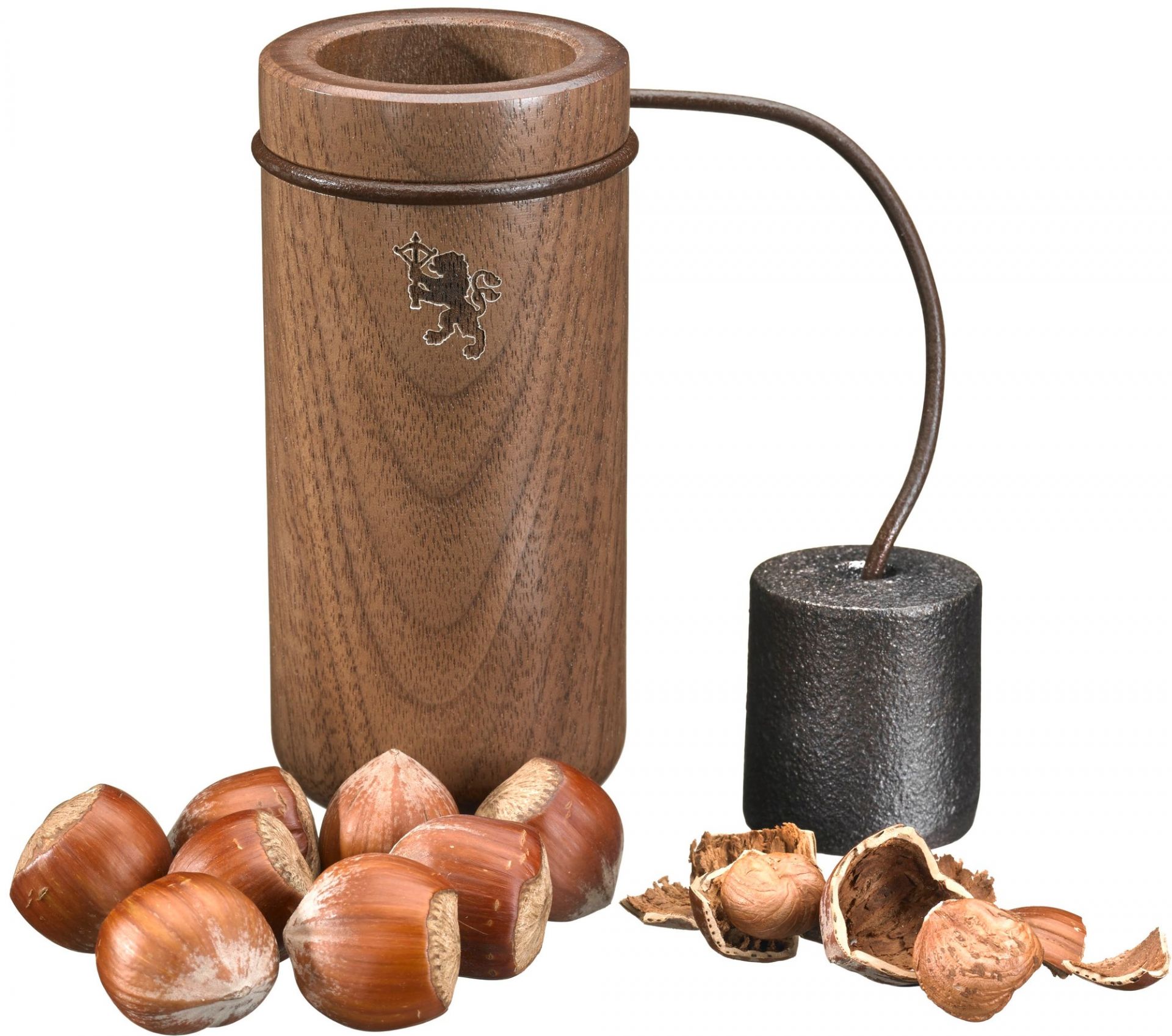 Boomm Nussknacker Skeppshult: Detailaufnahme des Nussknackers aus Holz und Gusseisen mit Haselnüssen.