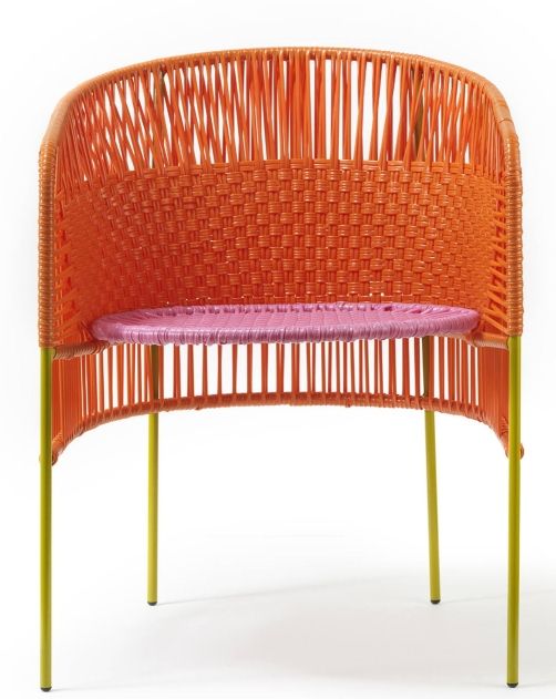 Caribe Dining Chair: Outdoor Stuhl in Orange, Rosa und Gelb mit geflochtenem Design.