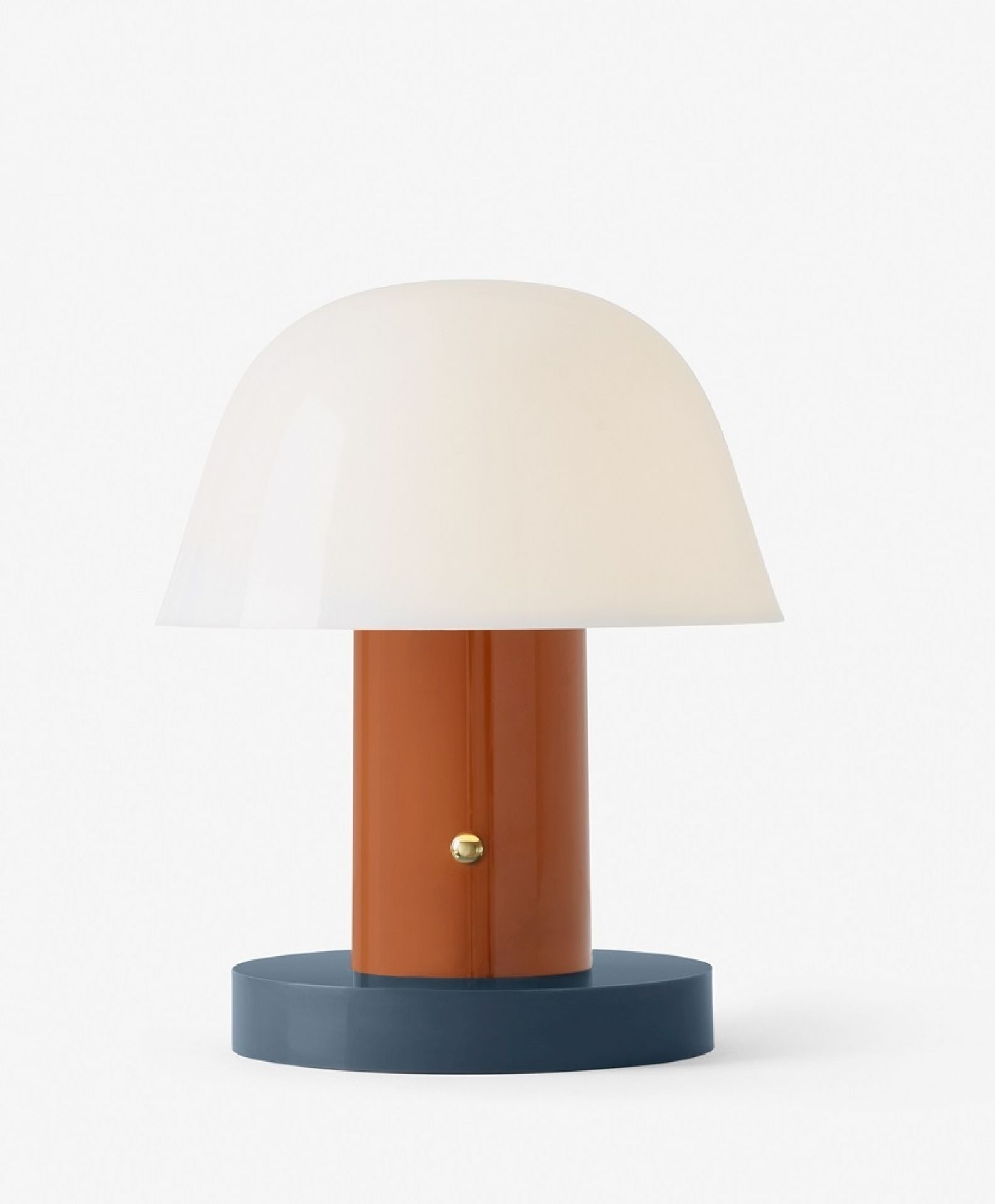 Setago JH27 Akkuleuchte von AndTradition: Tischleuchte mit weißem Schirm, braunem Korpus und blauem Fuß.