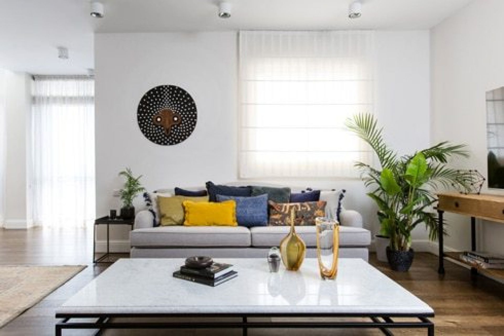 Moderne afrikanische Maske als Wandschmuck, Umasqu Einzelstück, runde Form mit dunklem Hintergrund und hellen Punkten.