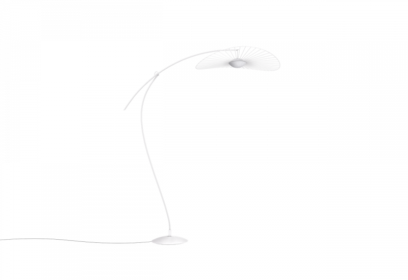 Weiße Vertigo Nova Stehleuchte von Petite Friture mit filigranem Lampenschirm und gebogenem Leuchtenfuß.