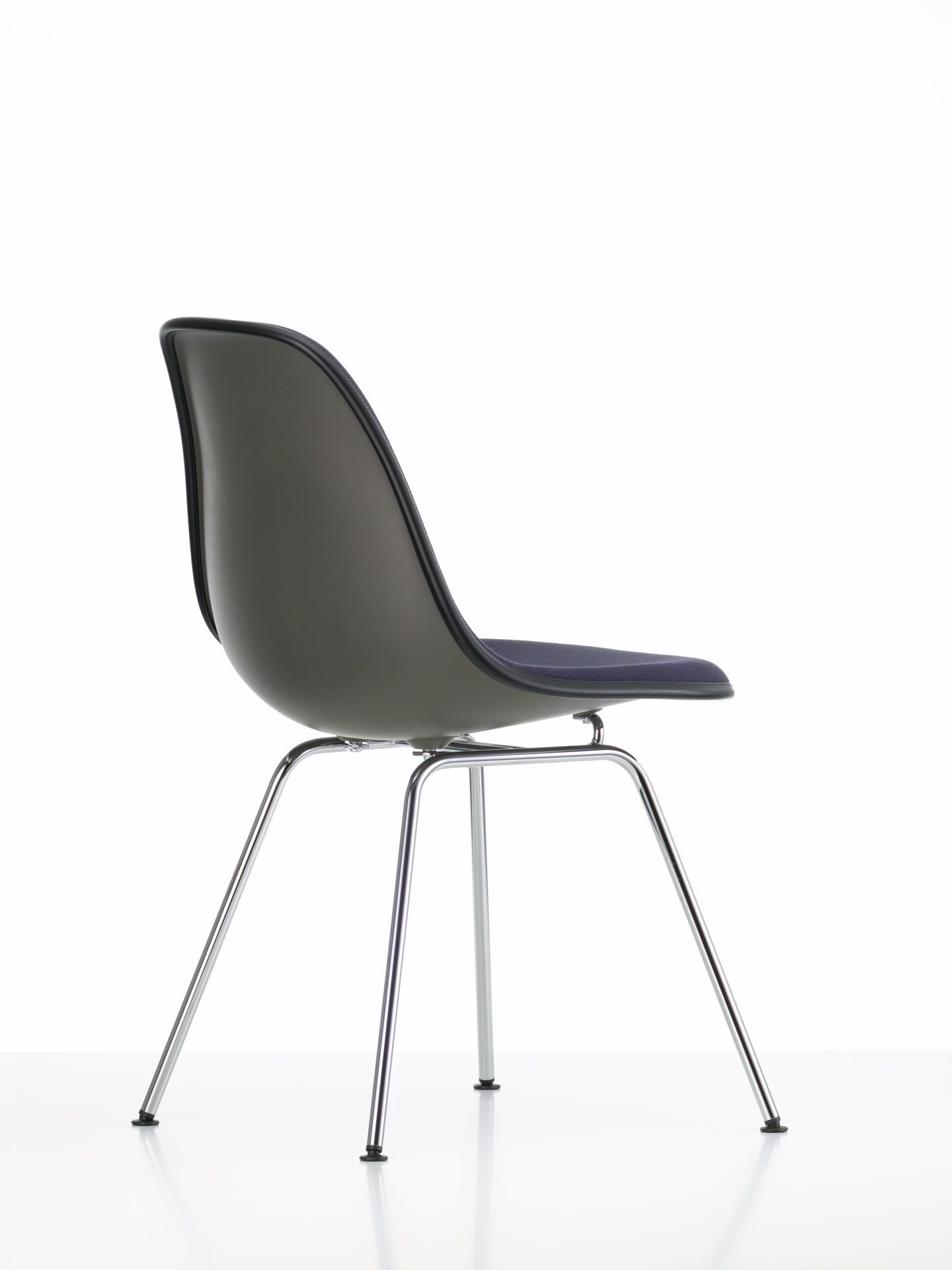 Vitra Eames Plastic Side Chair DSX, vollgepolsterter Stuhl mit Chromgestell, graue Sitzschale, Seitenansicht.