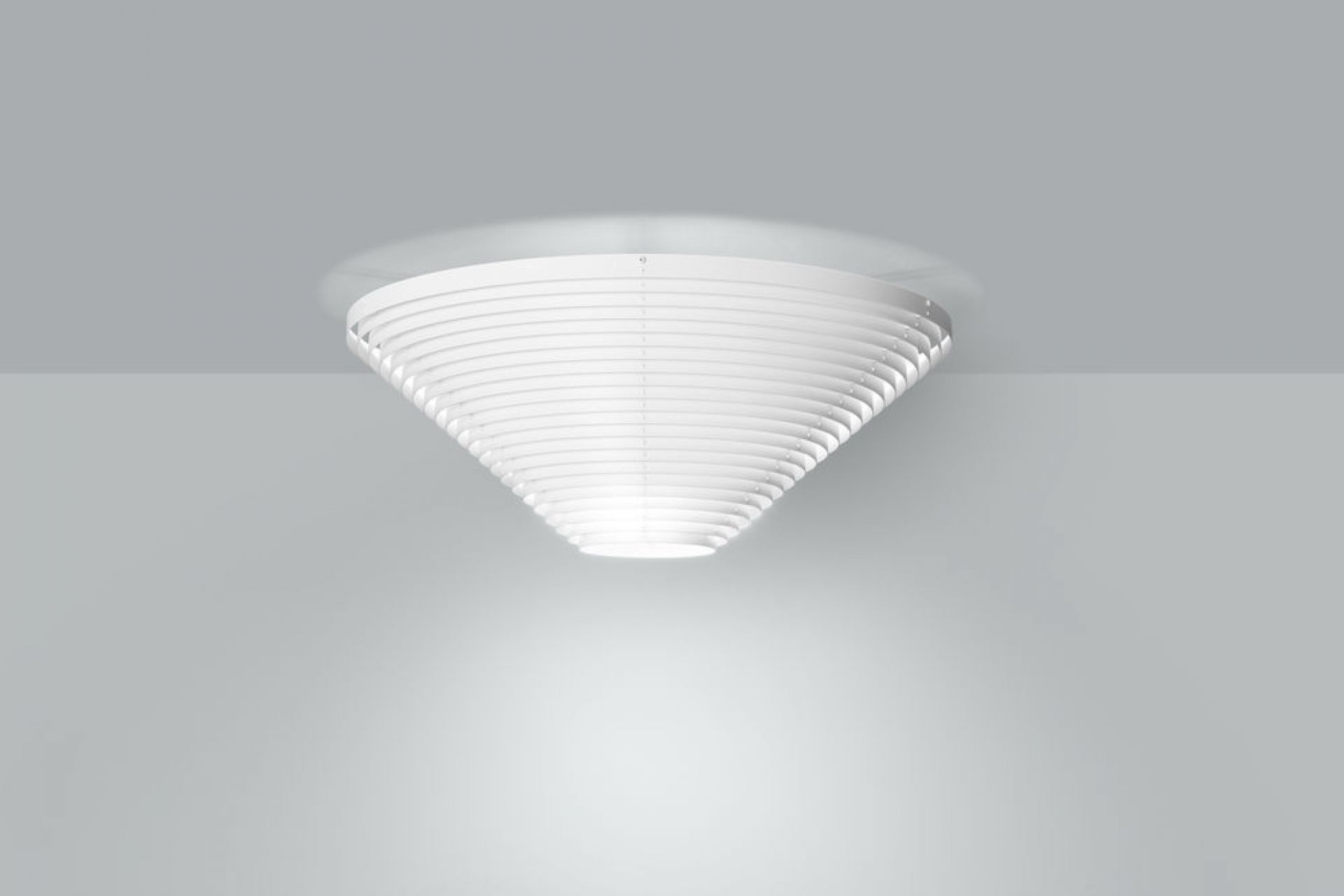 Weiße A622A Deckenleuchte von Artek mit Lamellenstruktur, modernes Design für Wohnzimmer und Schlafzimmer.