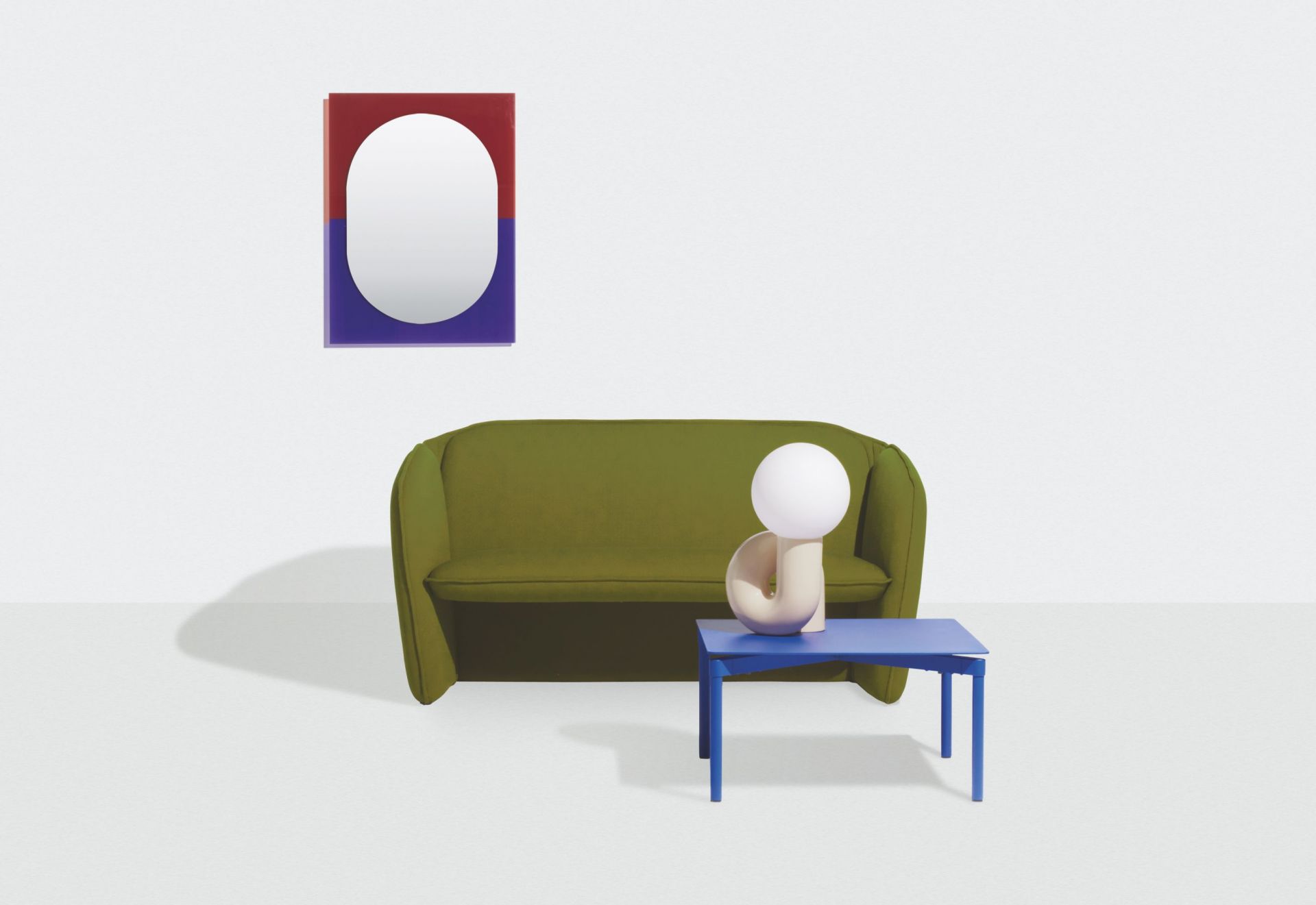 Mintgrüner Fromme Coffee Table Couchtisch von Petite Friture vor einem Sofa und einer Lampe.