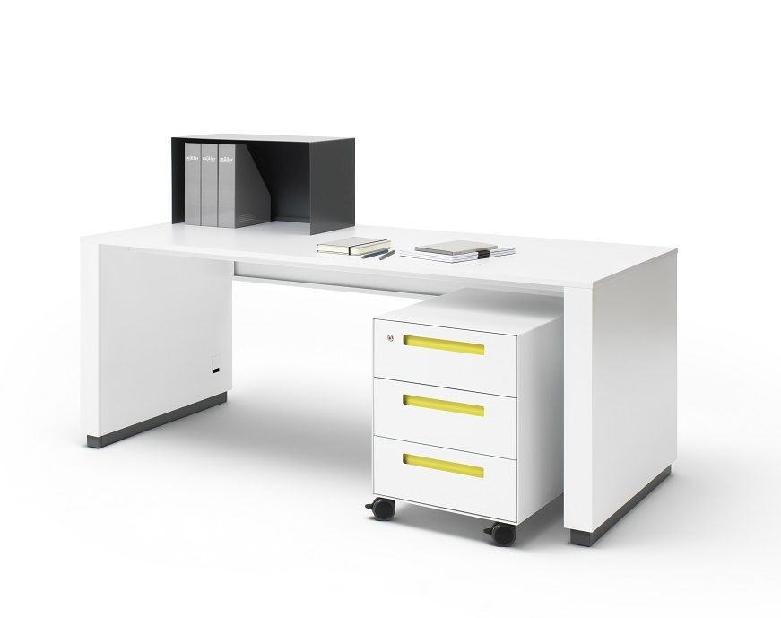 Weißer Schreibtisch mit Rollcontainer WR40 von Müller Möbelfabrikation, gelbe Griffe, Ordnerablage, Notizbücher und Stifte.