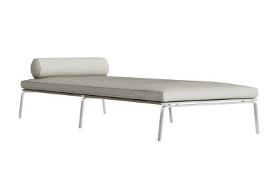 Man Daybed von NORR11: Moderne Liege mit Polster und Kissen, ideal für Entspannung.