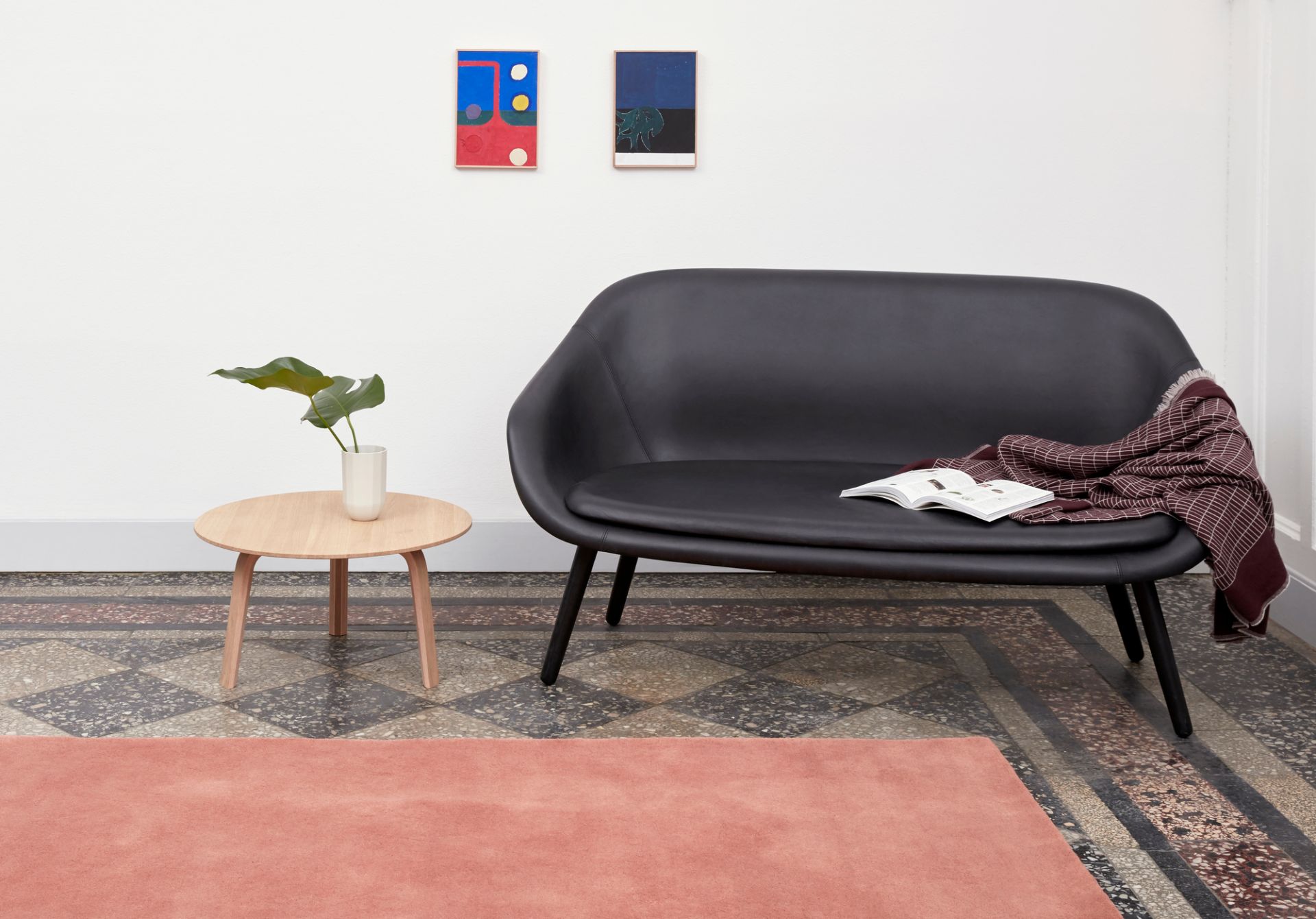 Bella Coffee Table von Hay, runder Beistelltisch aus Holz, modernes Wohnzimmer-Interieur.