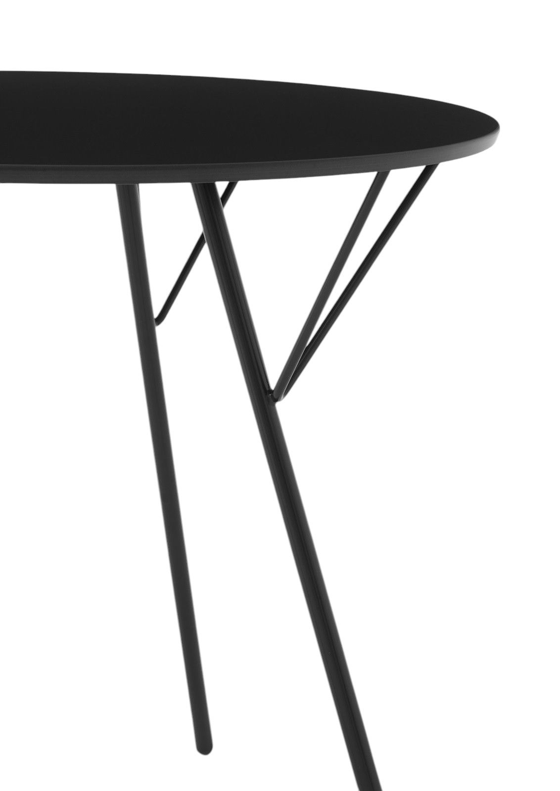 Detailaufnahme: Schwarzer AndTradition Esstisch RD5/RD6 mit filigranem Metallgestell für den Außenbereich.