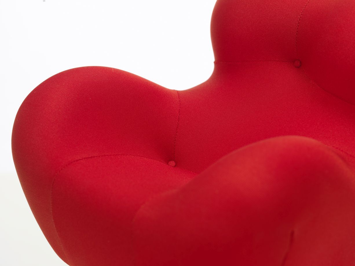 Detailaufnahme des roten La Mamma Sessels von Vitra, ein Designklassiker für modernes Wohnen.