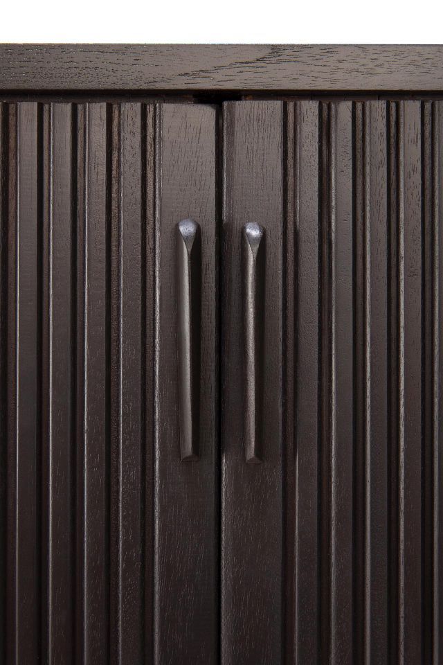 Detailaufnahme: Ethnicraft Roller Max Anrichte mit zwei Türen aus schwarzem Teakholz. Geriffelte Front, elegante Griffe.