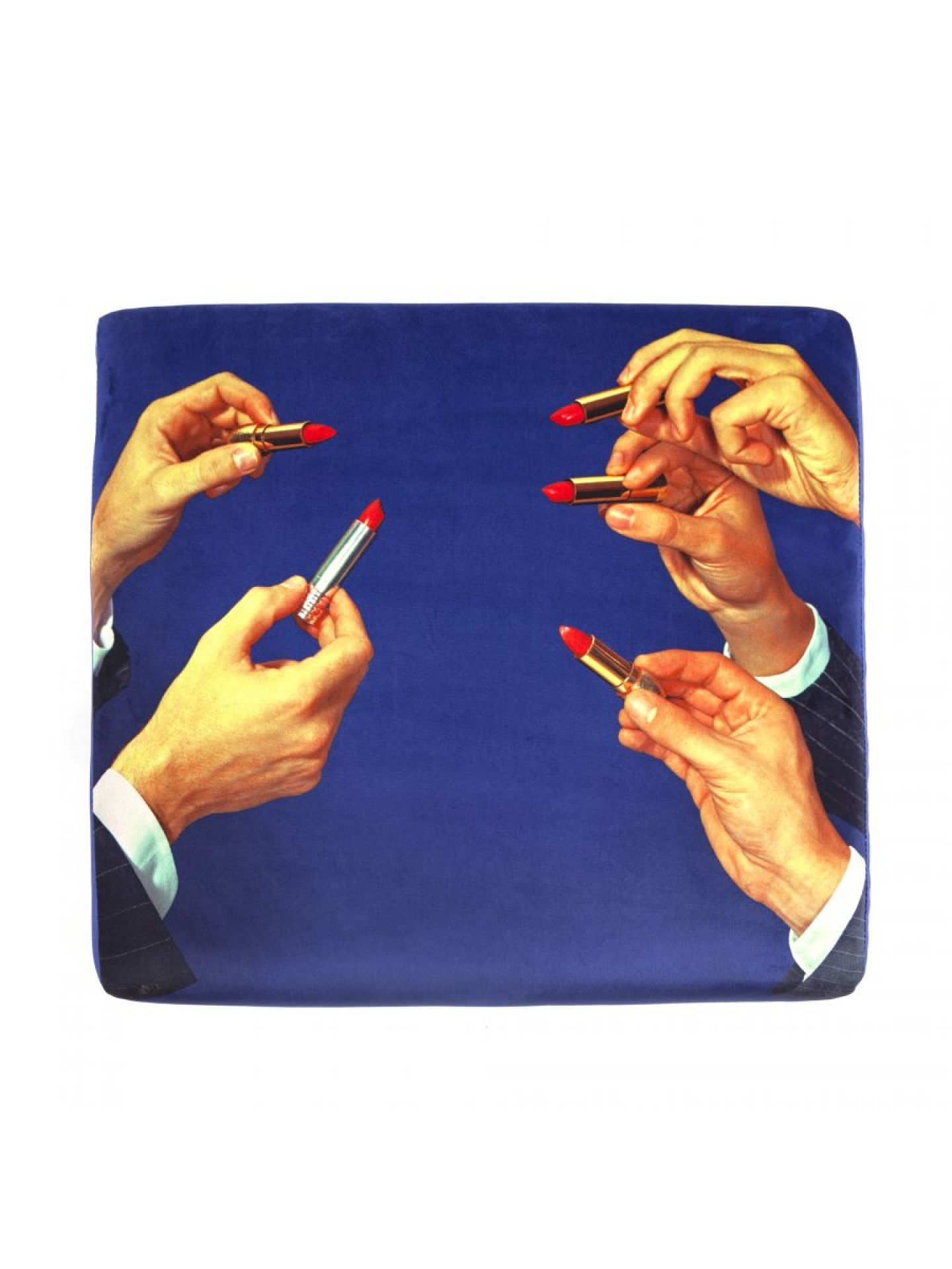 Toiletpaper Pouf Hocker Lipsticks Seletti: Quadratischer Hocker mit blauem Hintergrund und Hände, die Lippenstifte halten.