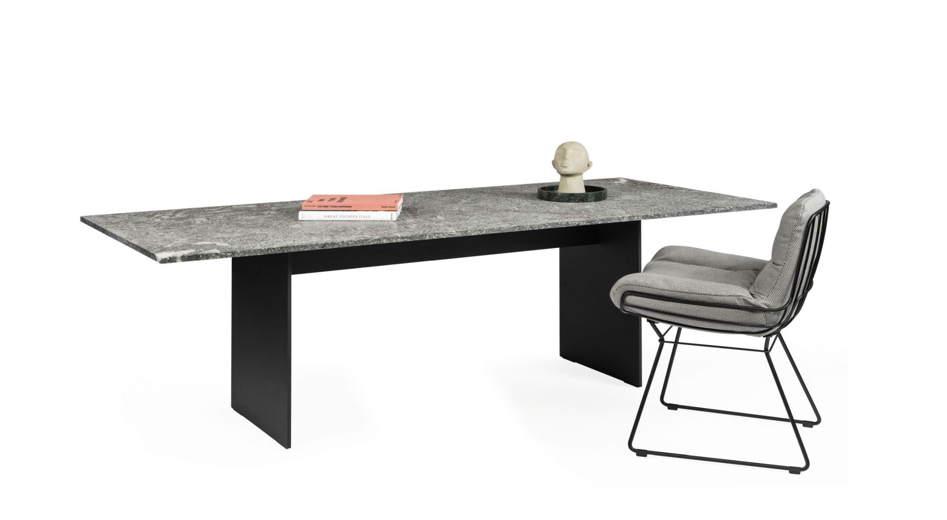 SC 41 Outdoor Tisch von Janua mit Steinplatte Alps Glitter und modernem Stuhl.