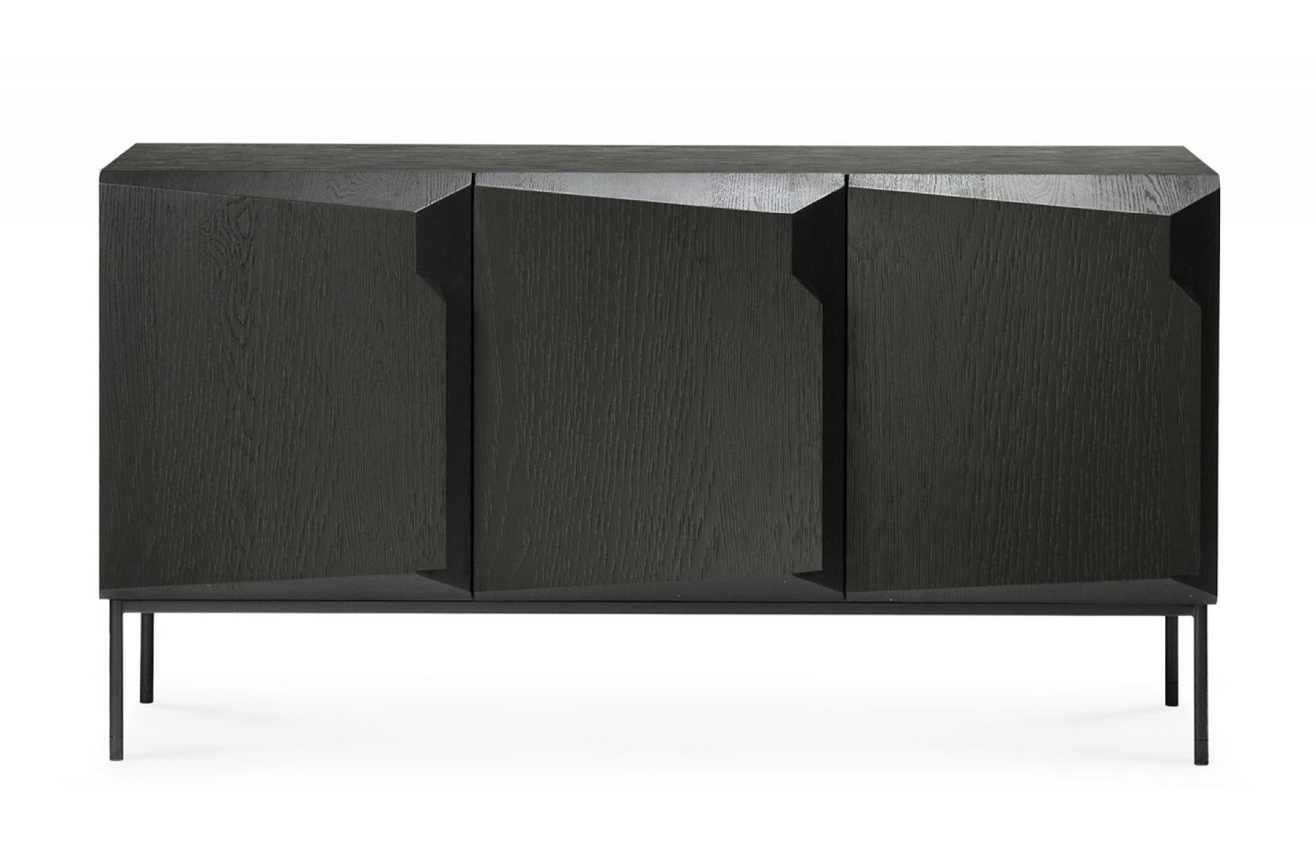 Stairs Anrichte von Ethnicraft: Schwarze Eichenholz Kommode mit drei Türen und Metallgestell.