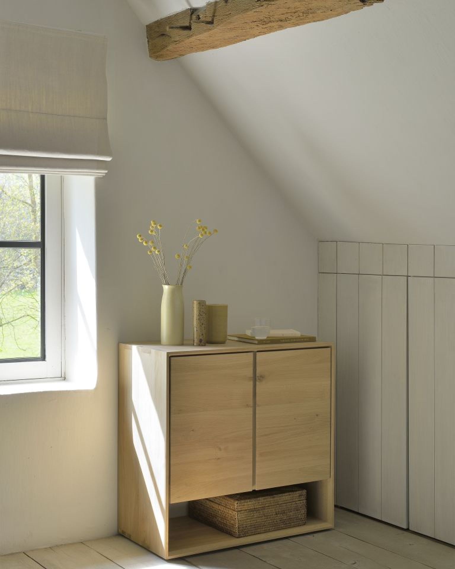 Helle Nordic Anrichte aus Eiche von Ethnicraft im Raum mit Dekoration und Fenster.