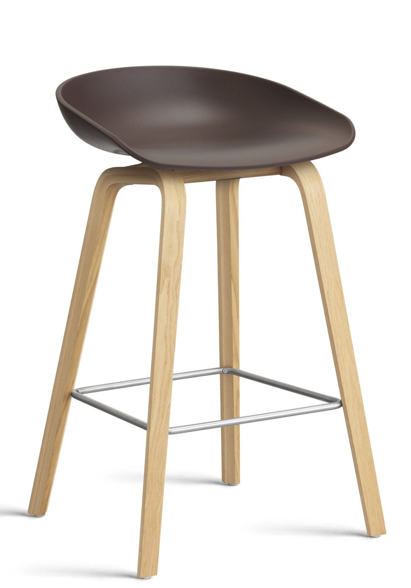 About a Stool AAS32 Barhocker in Raisin: Niedriger Hocker mit Holzbeinen und Fußstütze.
