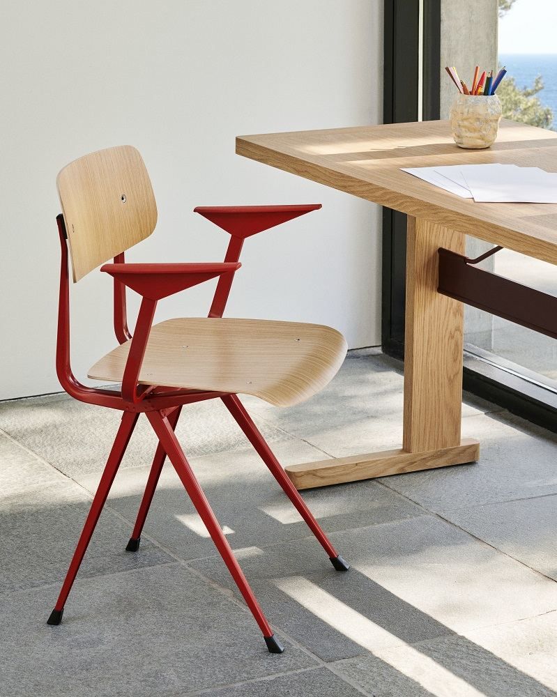Hay Schreibtisch aus Eiche mit burgunderrotem Gestell neben einem roten Stuhl mit Schreibplatte.