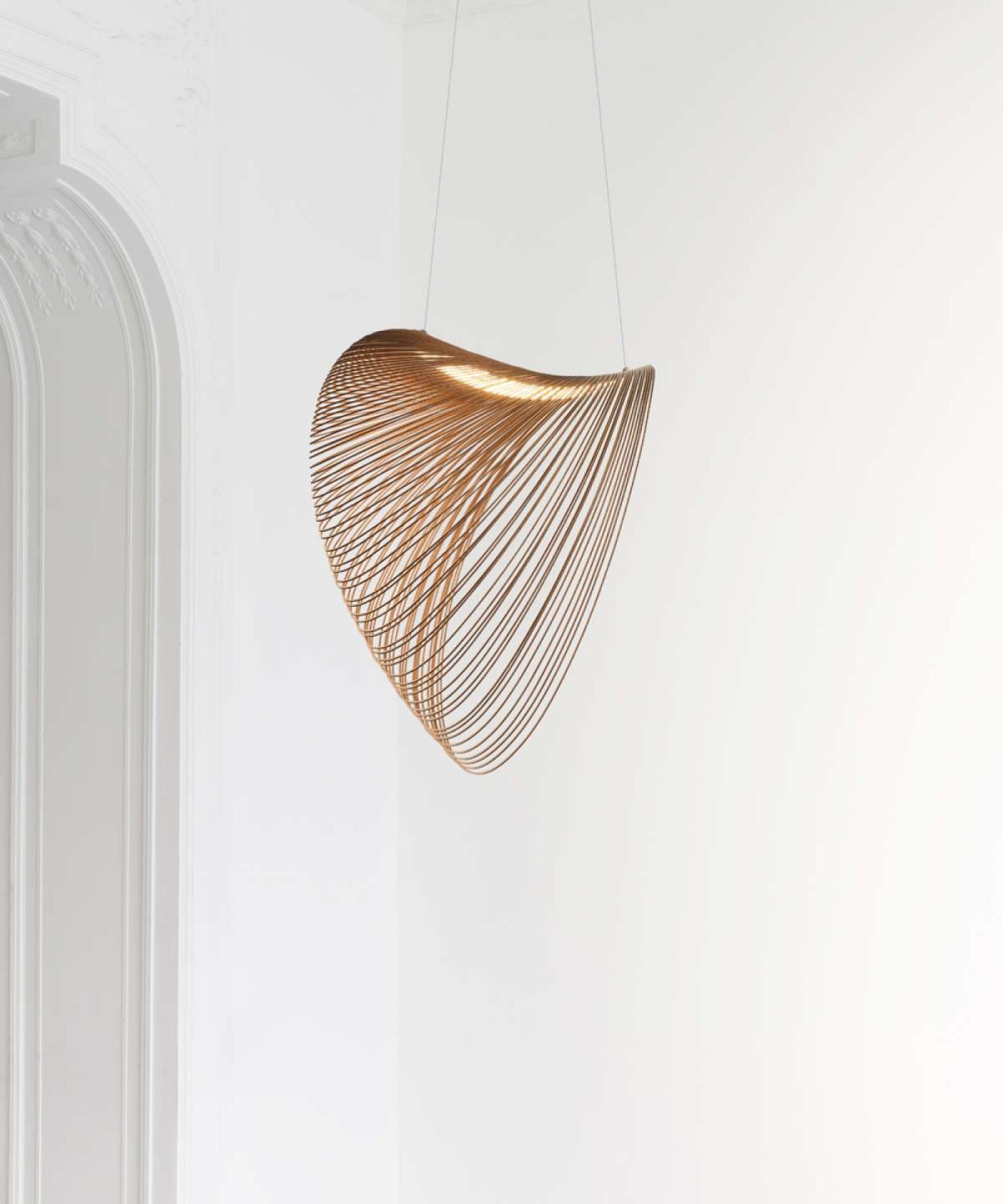 D82 Illan LED Pendelleuchte von Luceplan: Moderne Hängeleuchte aus filigranen Holzlamellen in Gold.