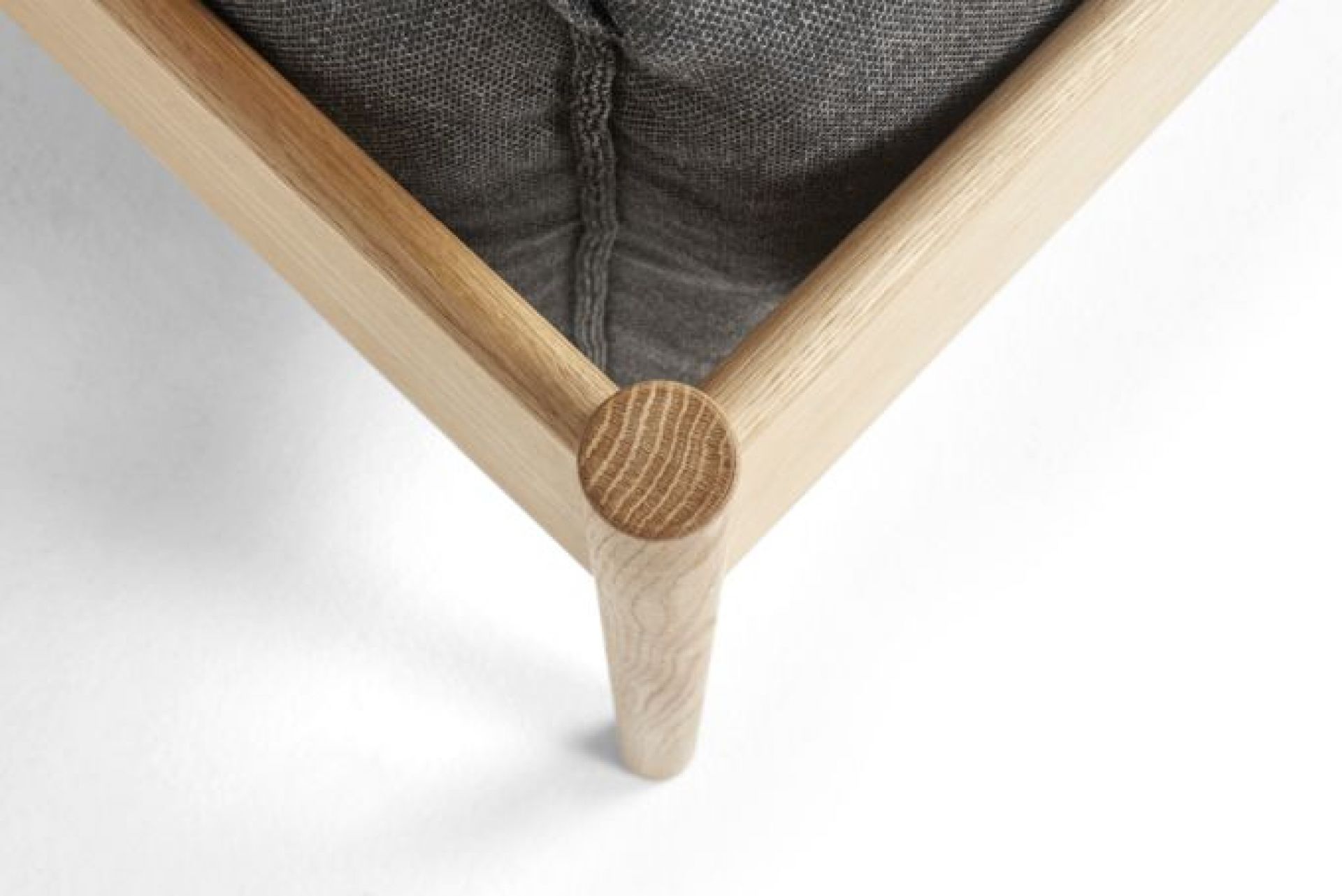 Detailaufnahme: Hay Arbour Sofa mit Eichenholzrahmen und grauem Re-wool Bezug.
