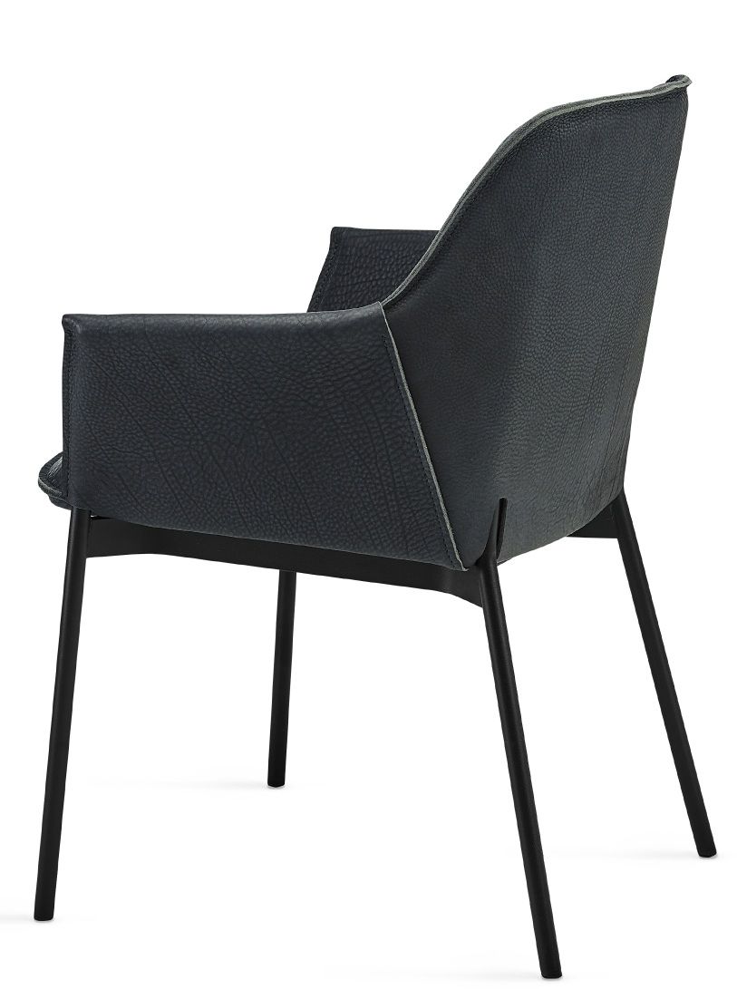Grace Lounge Chair von Freifrau Manufaktur, grauer Ledersessel mit Armlehnen und schwarzen Metallbeinen.