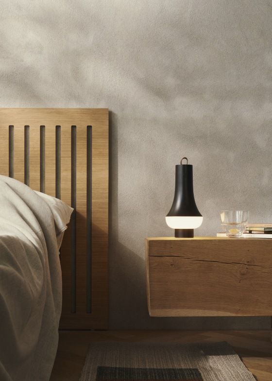 Tomoshi Akkuleuchte von Louis Poulsen in Dunkelbraun auf einem Nachttisch im Schlafzimmer.