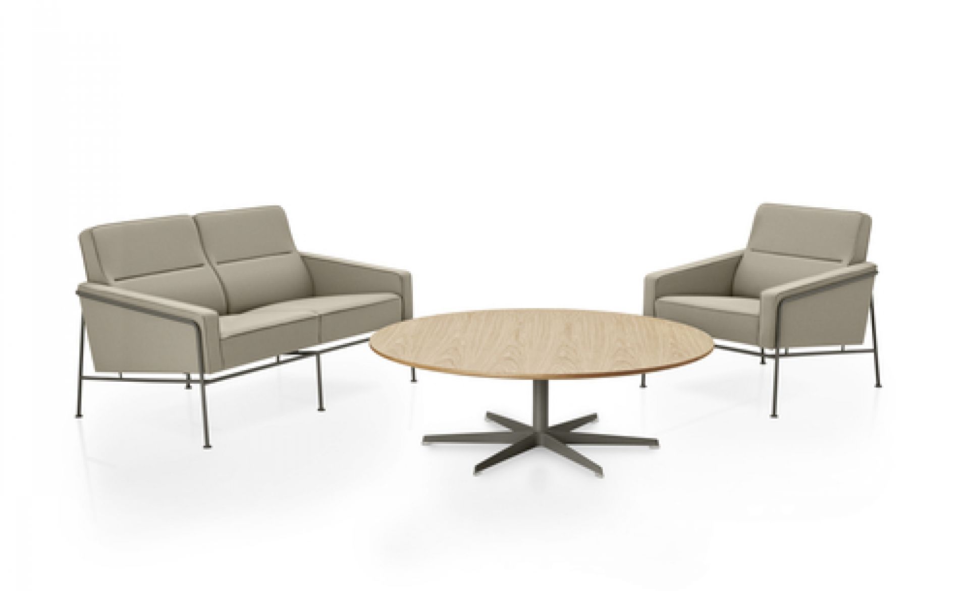 Serie 3300 Sofa von Fritz Hansen mit Sessel und rundem Holztisch auf weißem Hintergrund.