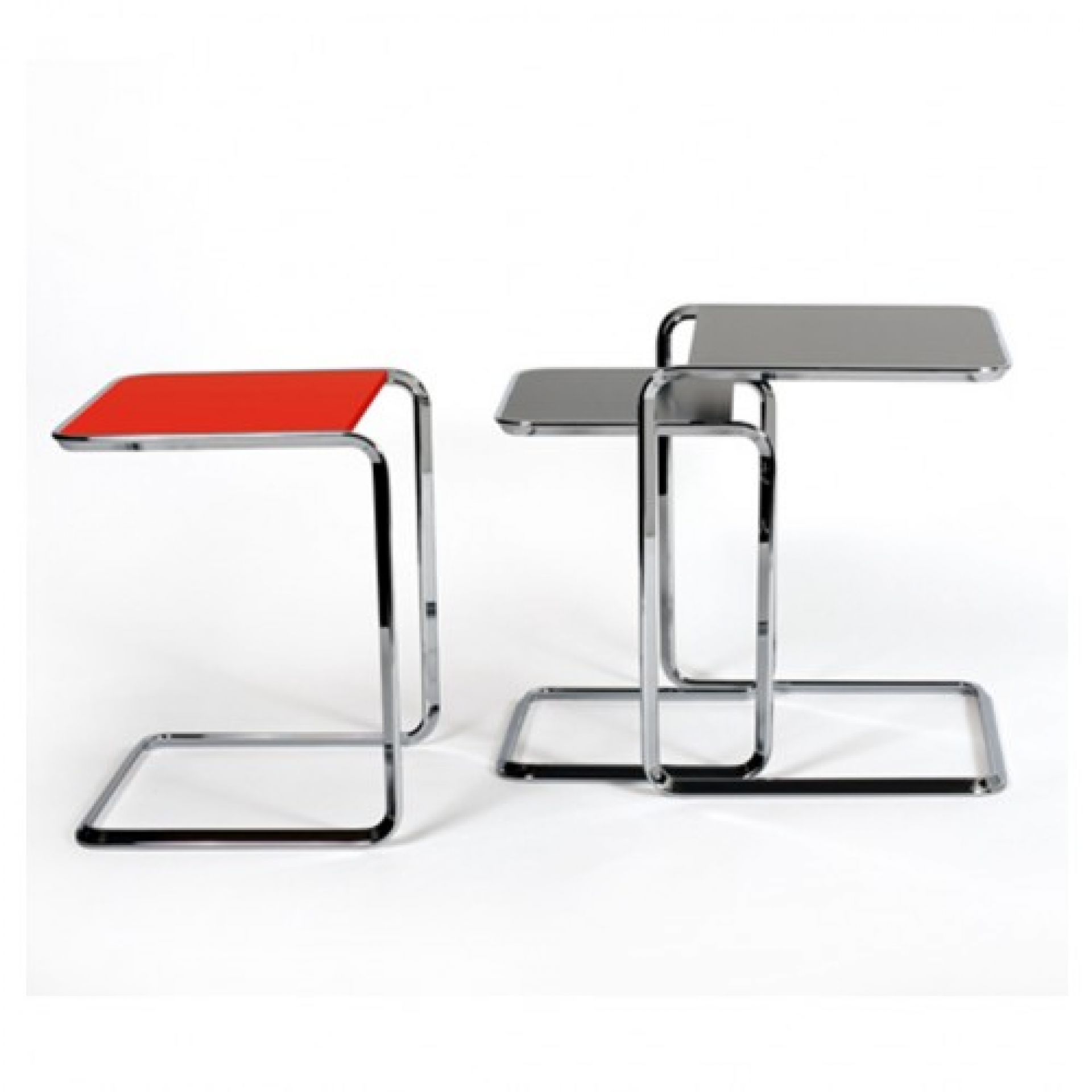 Zwei K3 Tischchen von Tecta mit Stahlrohrgestell und farbigen Tischplatten, modernes Design.