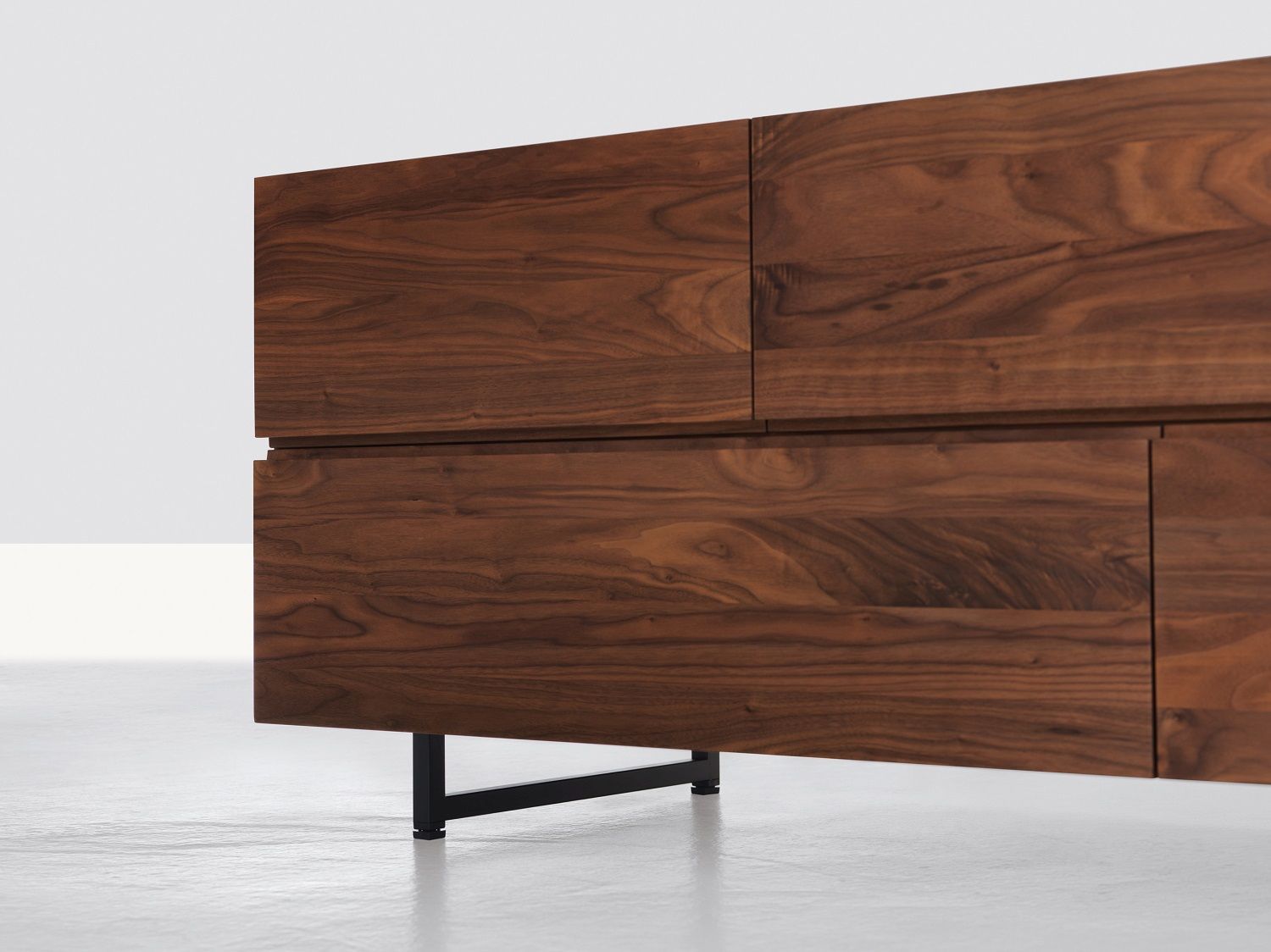 Detailaufnahme: Low Sideboard aus Massivholz mit dunkler Holzmaserung und schwarzen Metallfüßen.