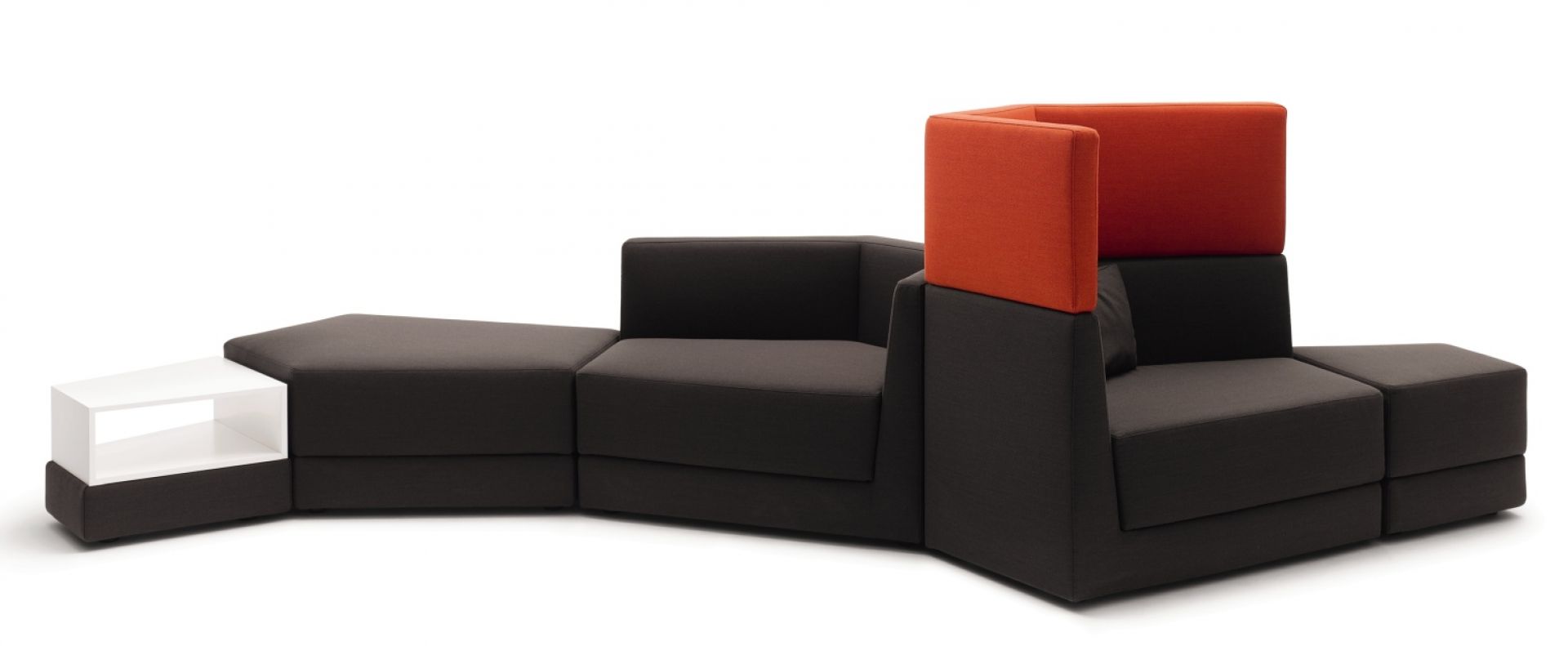 Scope Sofa Sitzelement von Cor, modulare Wohnlandschaft in Anthrazit mit orangen hohen Rückenlehnen und Beistelltisch.
