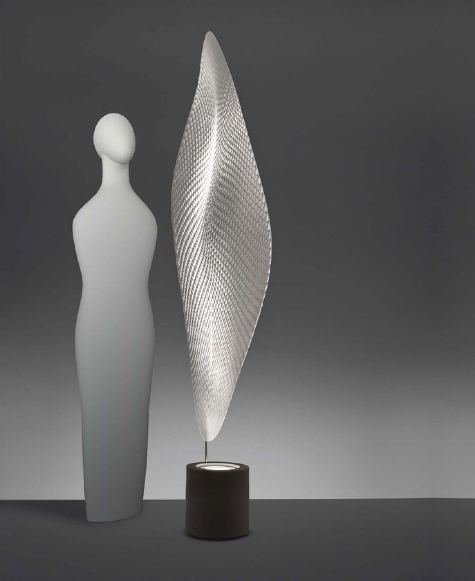 Cosmic Leaf Terra Stehleuchte von Artemide: Moderne Designleuchte in Blattform auf dunklem Sockel.