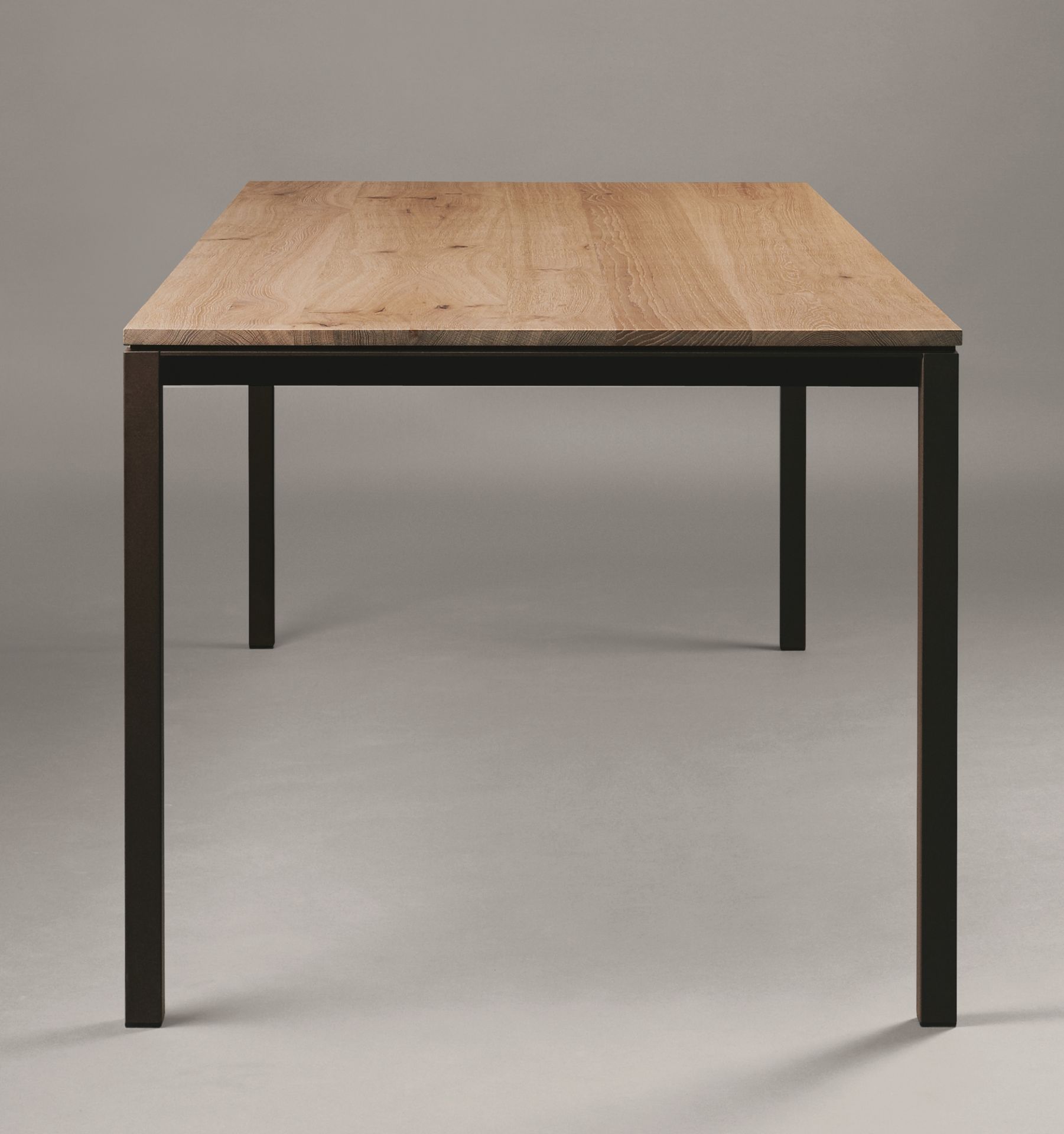 Janua S 600 Tisch mit Eichenholzplatte und schwarzem Stahlgestell, moderner Esstisch.