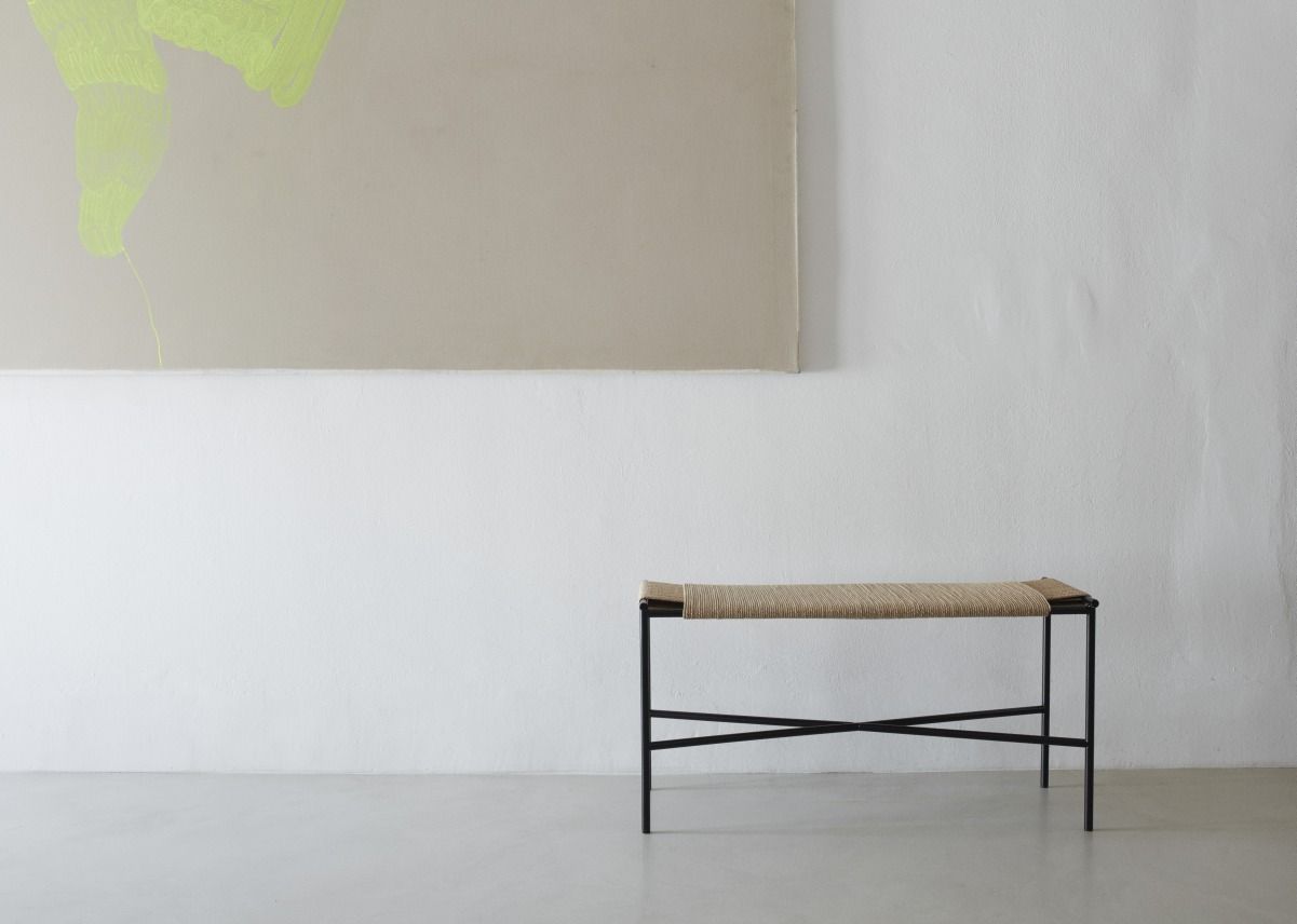 Vent Bank von Skagerak by Fritz Hansen, minimalistische Sitzbank mit schwarzem Metallgestell und geflochtener Sitzfläche.