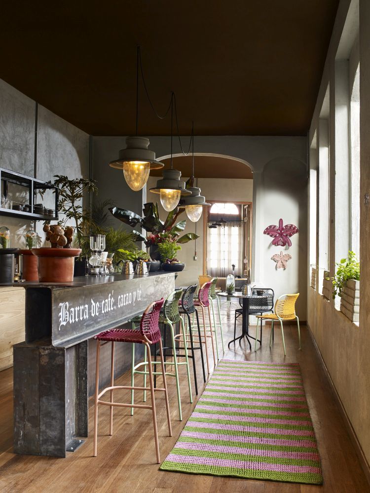 Barhocker Cielo von ames in Rot-Pink Sand an einer Bar mit weiteren farbigen Barstühlen.