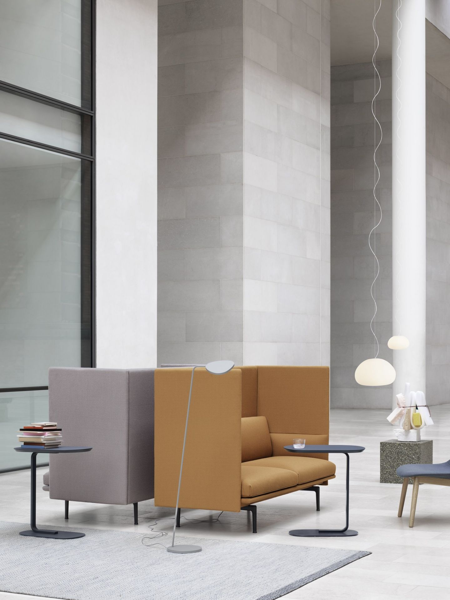 Helle, moderne Muuto Fluid Pendelleuchte Large, eine stilvolle Hängelampe für Wohn- und Geschäftsräume.