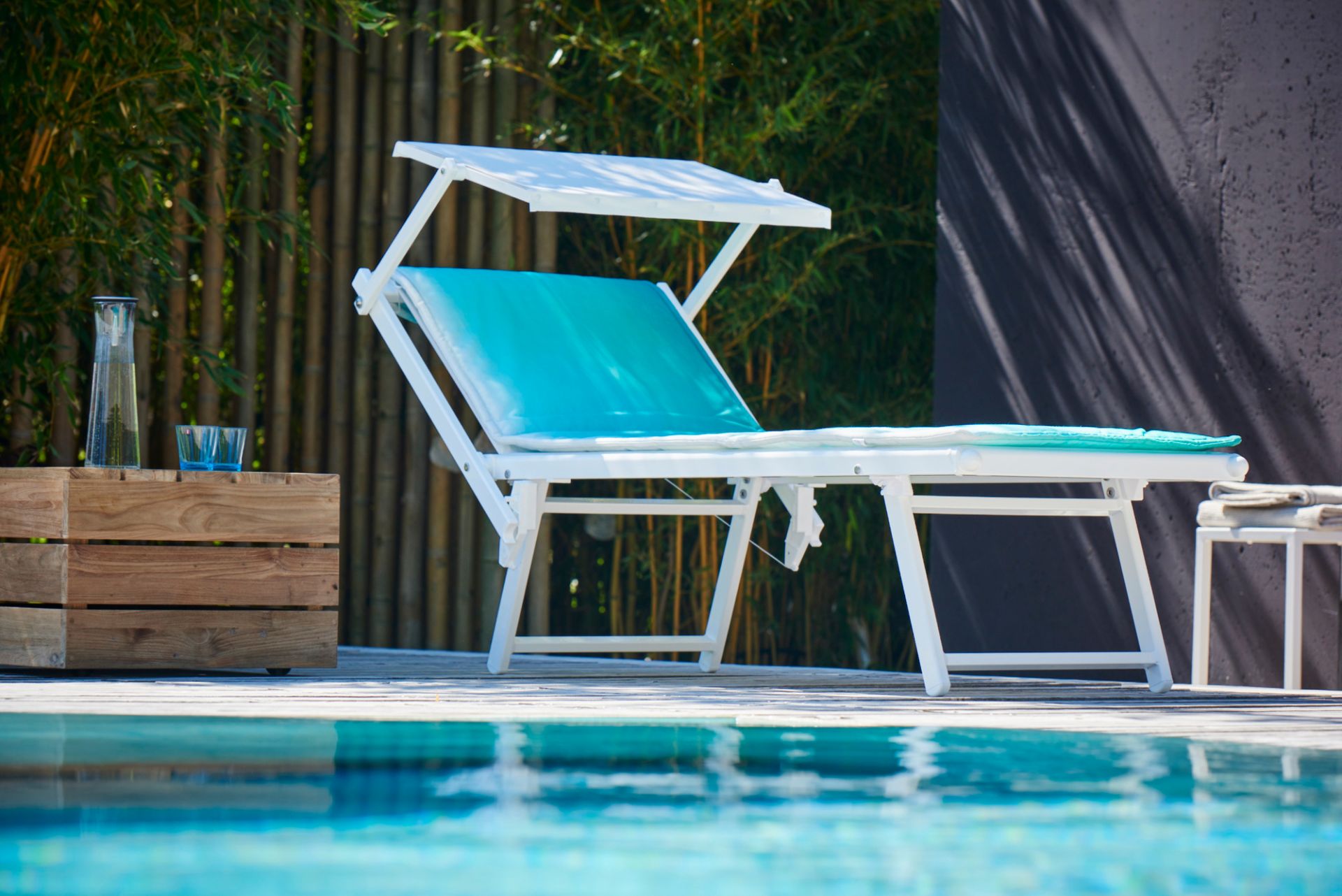 Weiße Jan Kurtz Liege Padua Aqua am Pool, Luxus Auflage und Sonnenschutz.