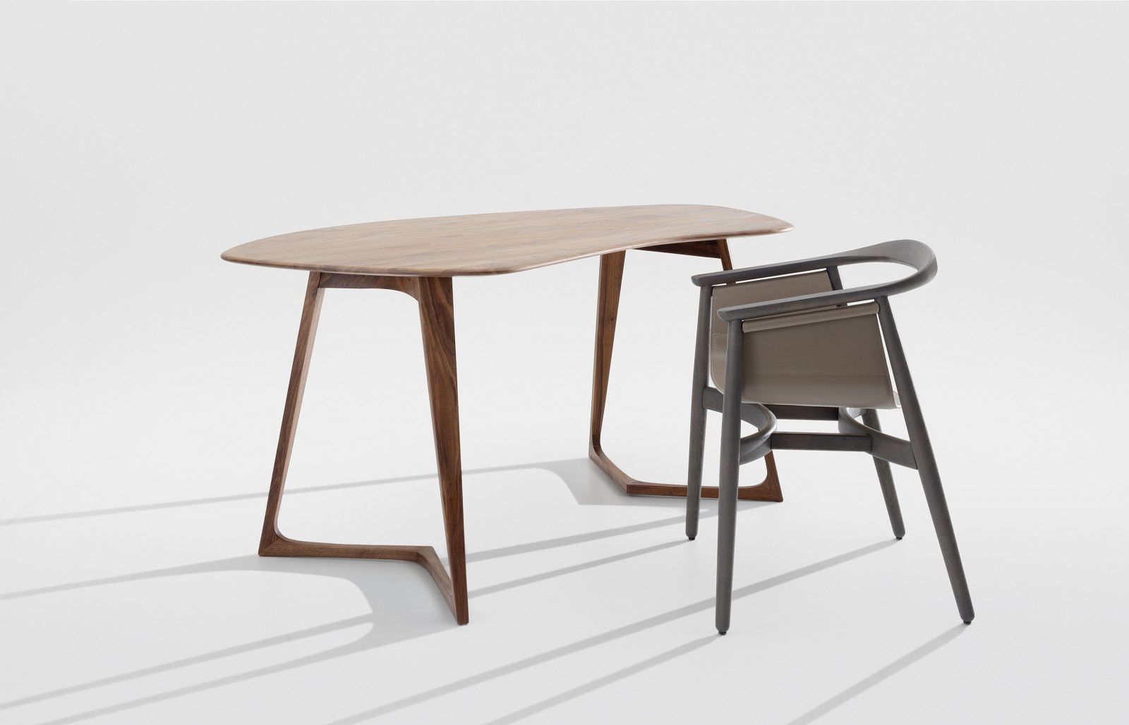 Twist Office Tisch aus Holz mit passendem Stuhl vor weißem Hintergrund.