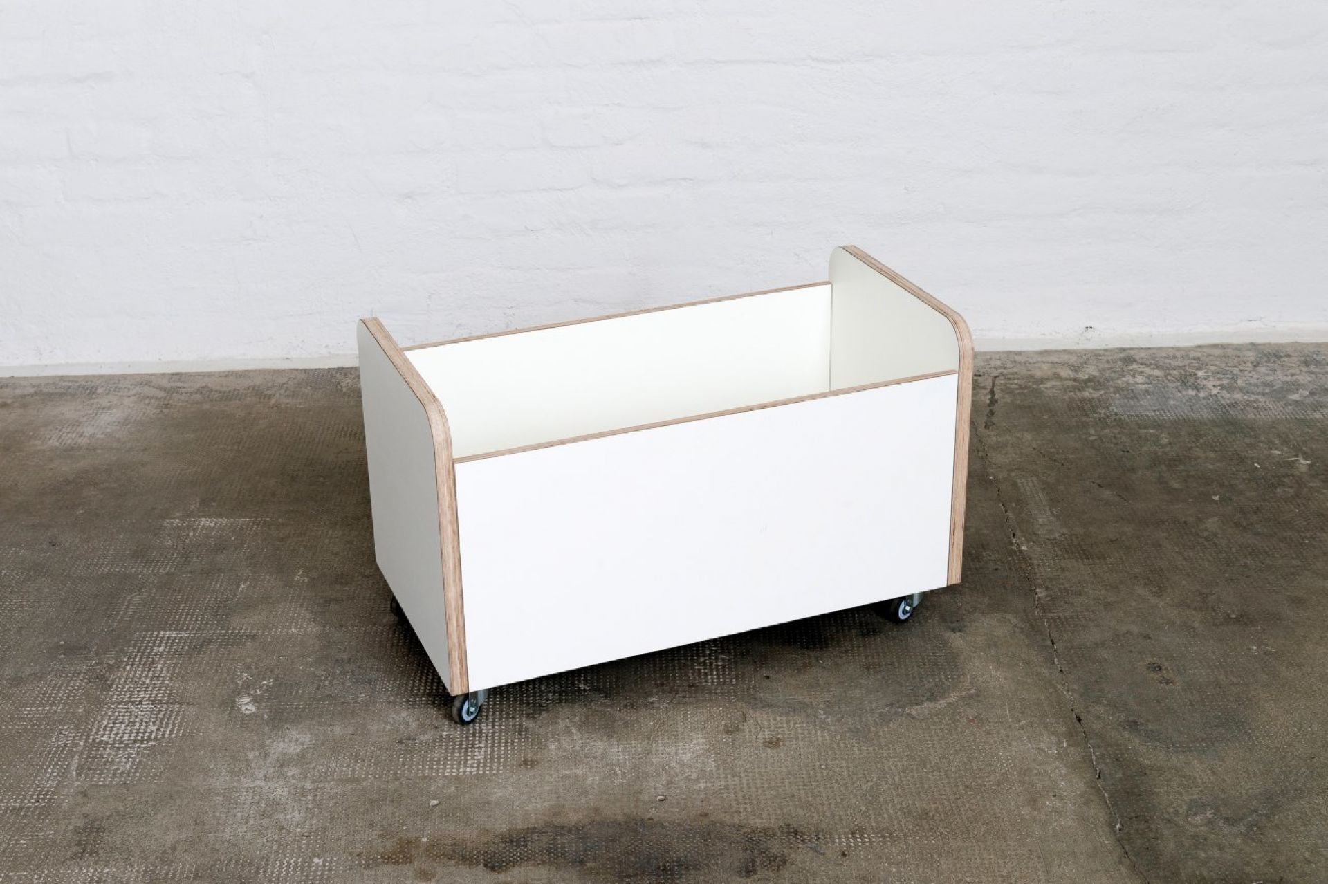 Weiße Growing Table Rollbox Truhe aus Holz mit Rollen, ideal zur Aufbewahrung.