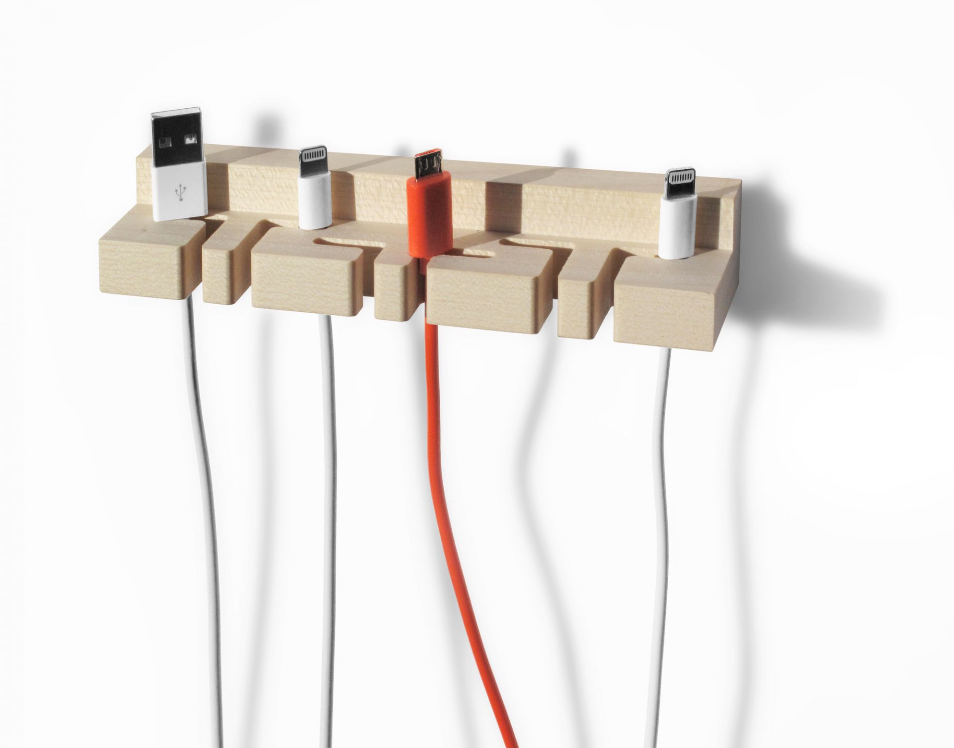 Bill Kabelhalter aus Holz mit mehreren Ladekabeln für ein ordentliches Kabelmanagement.
