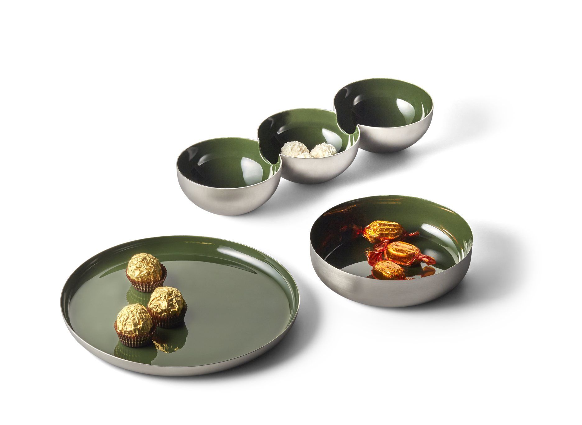 Biel Schalentrio von Philippi: Servierschalen und Platte aus Edelstahl mit grüner Innenseite, gefüllt mit Süßigkeiten.