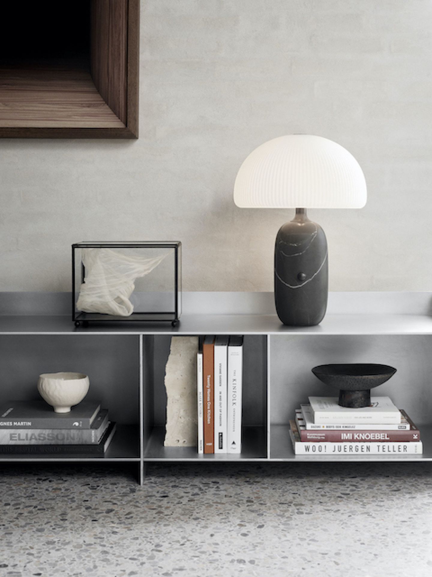 Nahaufnahme der Vipp Sculpture Tischlampe mit Marmorfuß und plissiertem Schirm auf einem Regal.