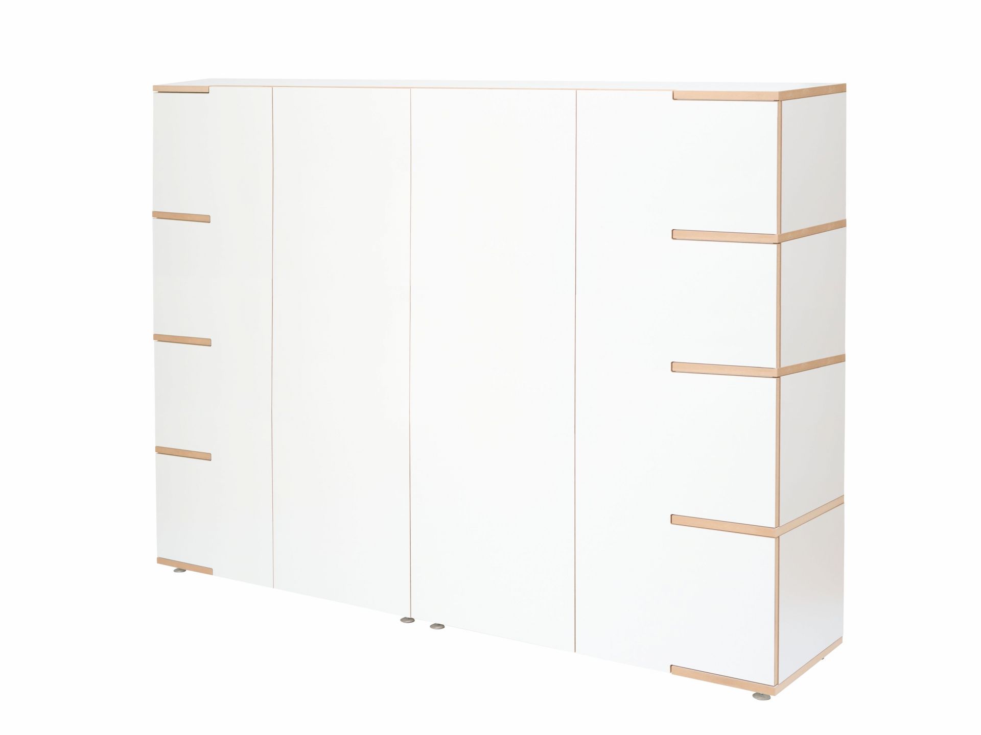 Weißes Sideboard "Stau" von Tojo mit vier Türen und hellen Holzdetails. Stauraum Möbel.