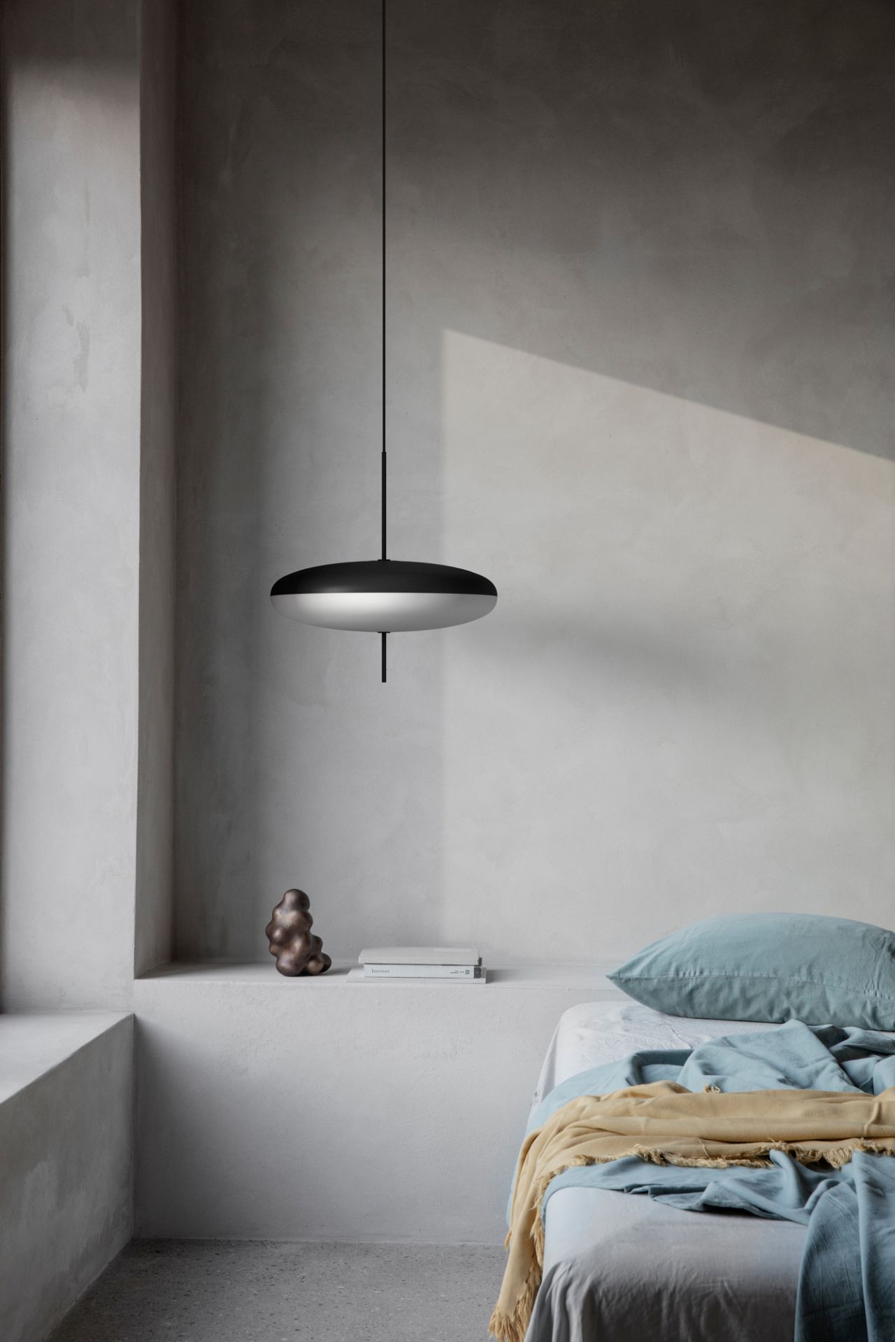 Model 2065 Deckenleuchte von Astep: Schwarz-weißer Diffusor mit schwarzer Hardware und Kabel. Moderne Pendelleuchte.