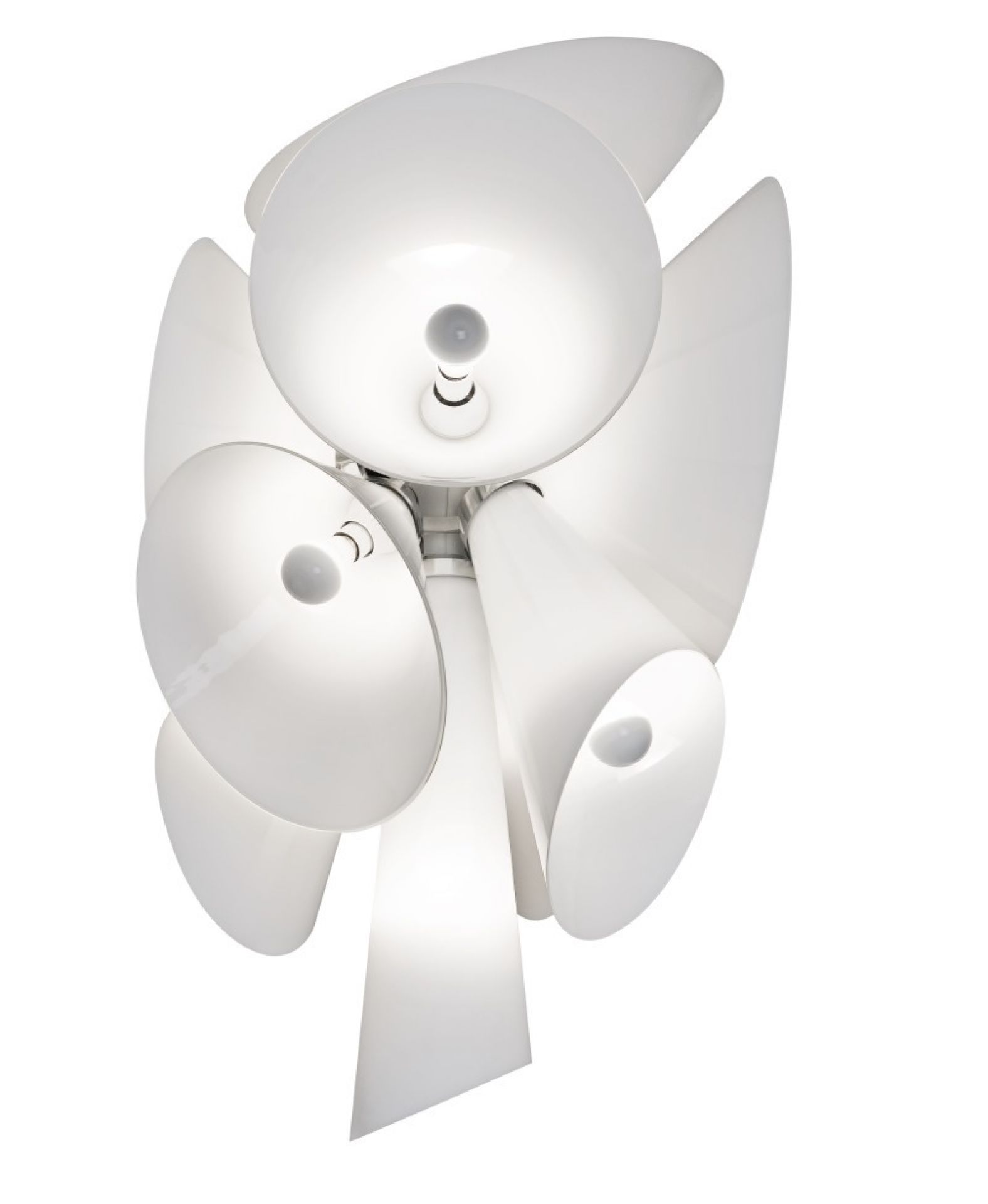 Weiße Nebula Pendelleuchte von Flos, moderne Hängeleuchte mit mehreren Lichtquellen und organischen Formen.