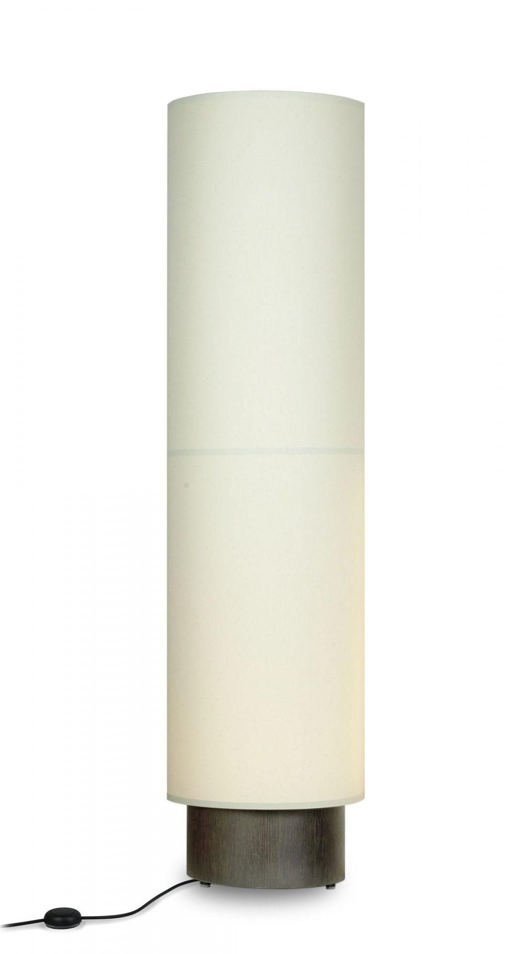 Hiro Stehleuchte von Maigrau: Moderne, zylindrische Lampe mit hellem Schirm und dunklem Holzfuß.